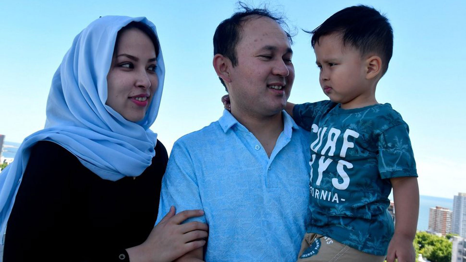 La familia afgana en Uruguay, compuesta por una pareja de 31 años y un niño que cumple 3 en febrero. Debieron huir porque los talibanes los perseguían. 
(foto: El Observador)