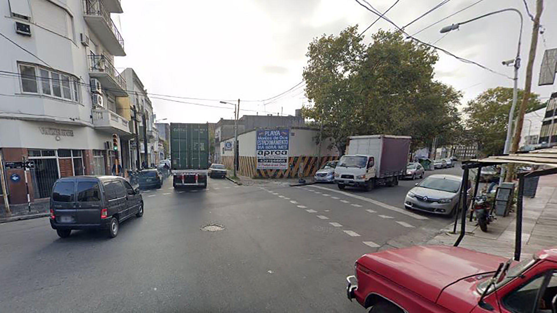 Un joven frenó su auto para ayudar a un hombre en plena calle, pero todo era una mentira para robarle 