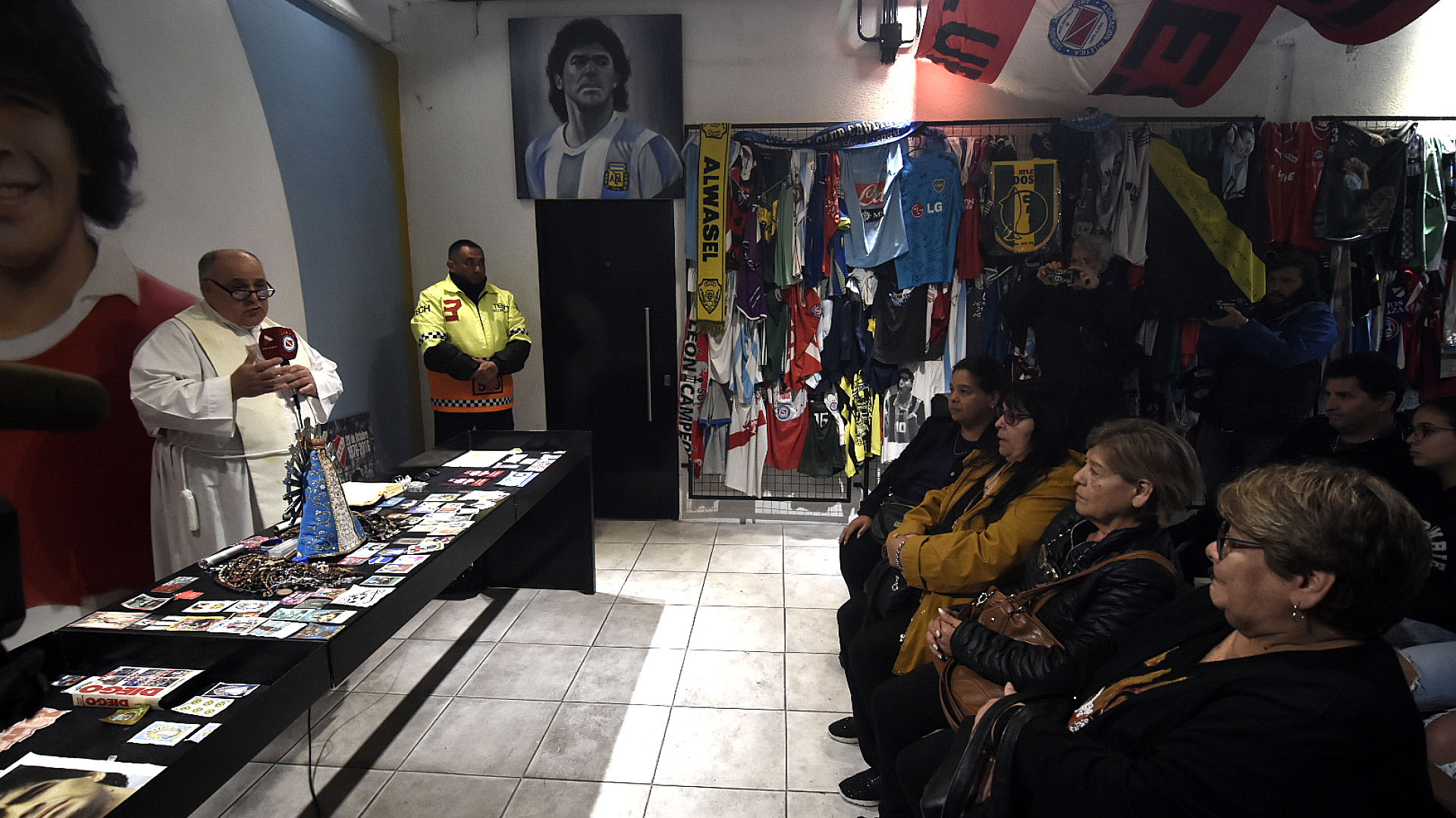 Los detalles del emotivo homenaje a Maradona en Argentinos: hubo una misa en el santuario y participaron sus hermanas