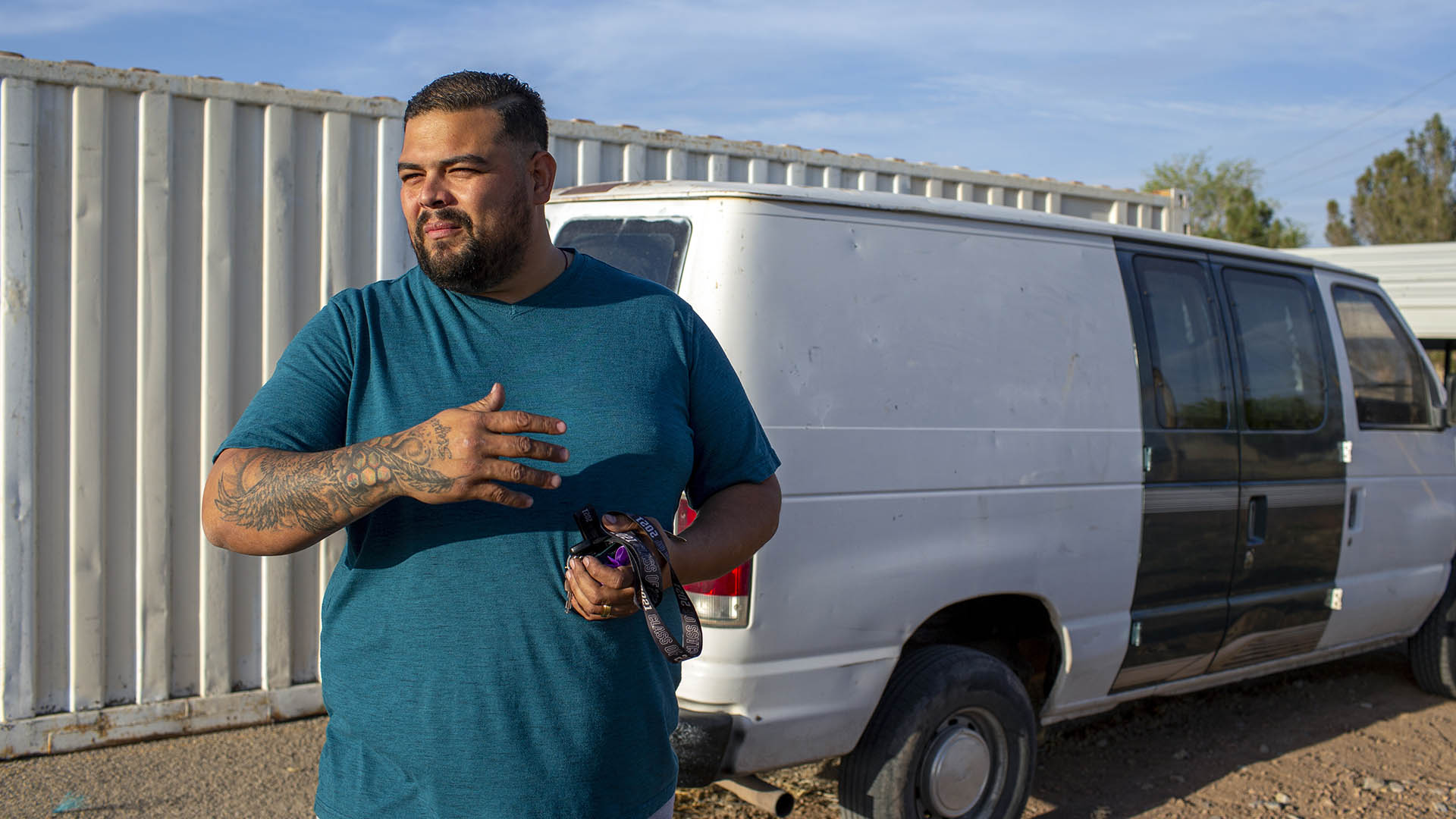 El solicitante de asilo venezolano Luis López muestra la camioneta que está restaurando para estar listo para cuando obtenga su permiso de trabajo para comenzar un negocio de pintura y remodelación de casas en El Paso, Texas, el viernes 12 de mayo de 2023. (AP Photo/Andres Leighton)

