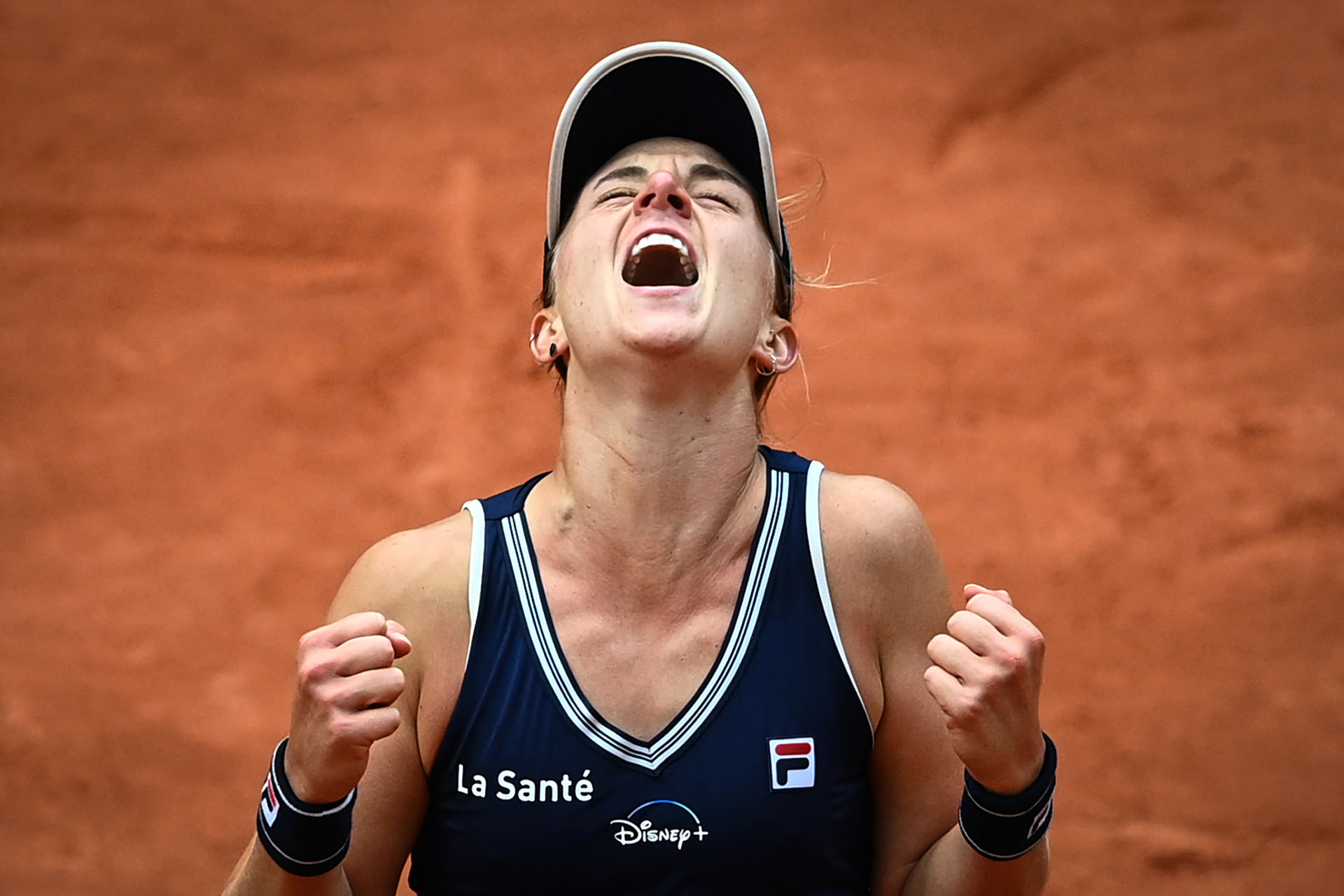 Un grito inolvidable para la tenista rosarina en Francia (Photo by Anne-Christine POUJOULAT / AFP)