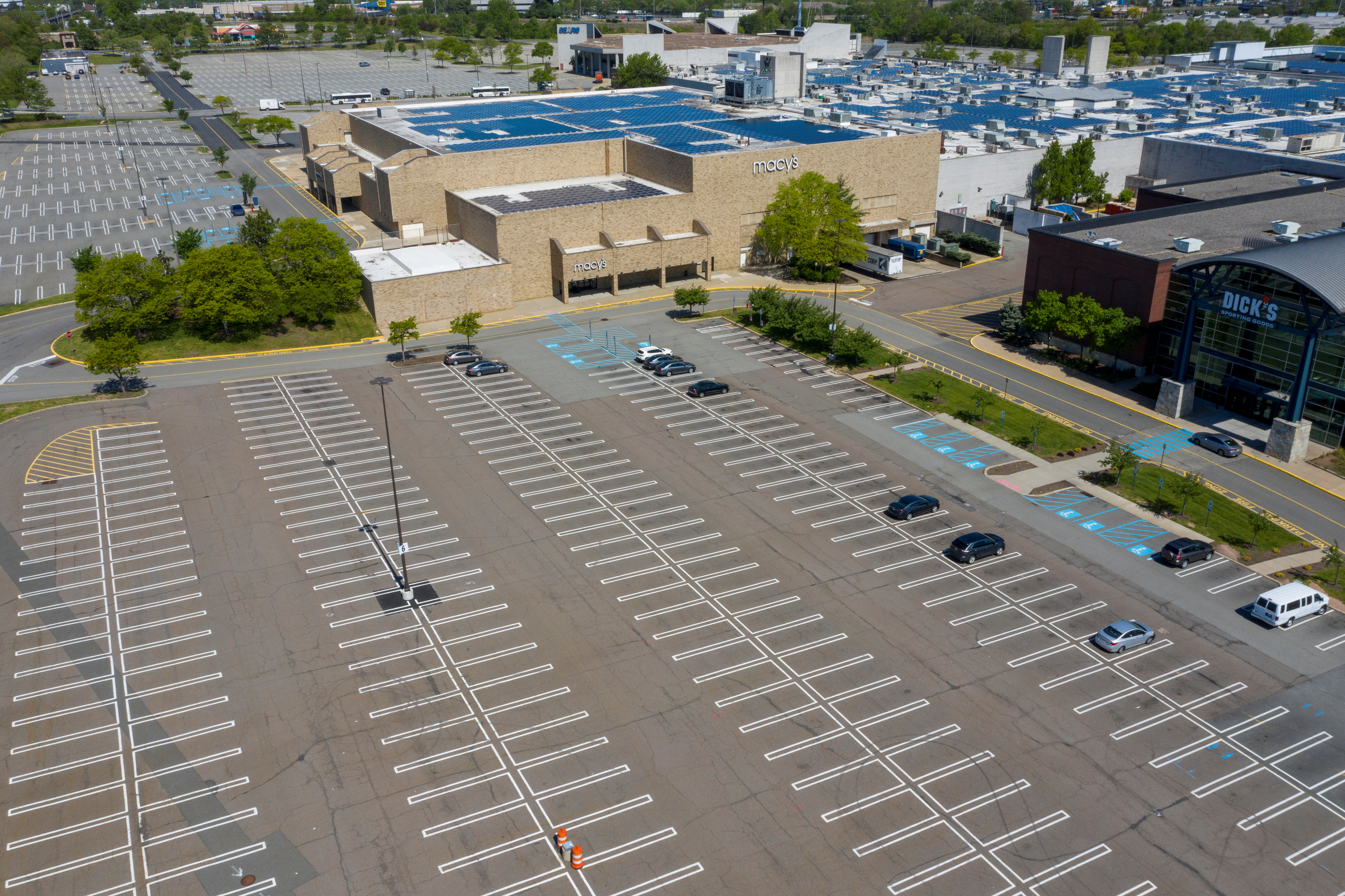 Un centro comercial casi vacío en Woodbridge Township, New Jersey (REUTERS/Lucas Jackson)