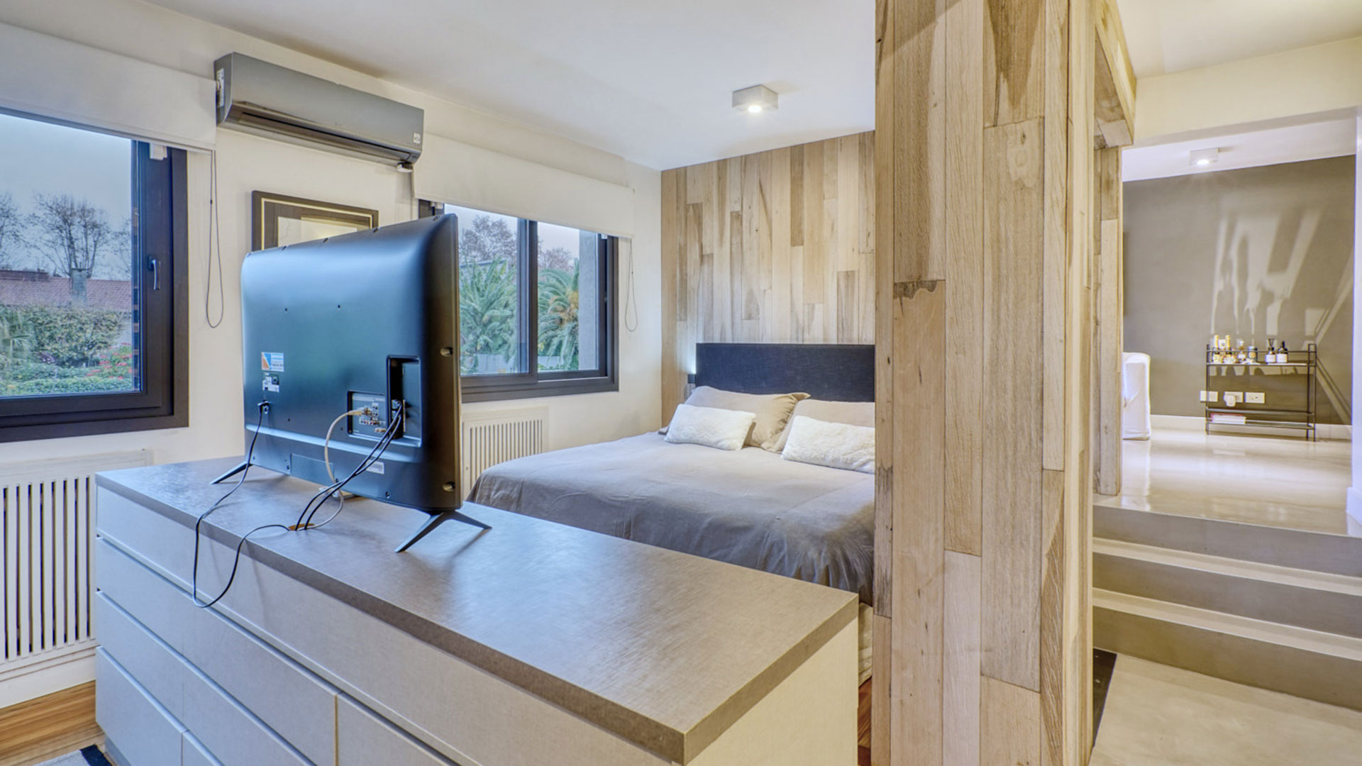 Uno de los dormitorios con pisos de pinotea y mucha madera en sus terminaciones