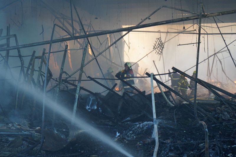 Los rescatistas trabajan en el lugar de un centro comercial golpeado por un ataque de misiles rusos (Servicio de prensa del Servicio Estatal de Emergencias de Ucrania/Handout via REUTERS)