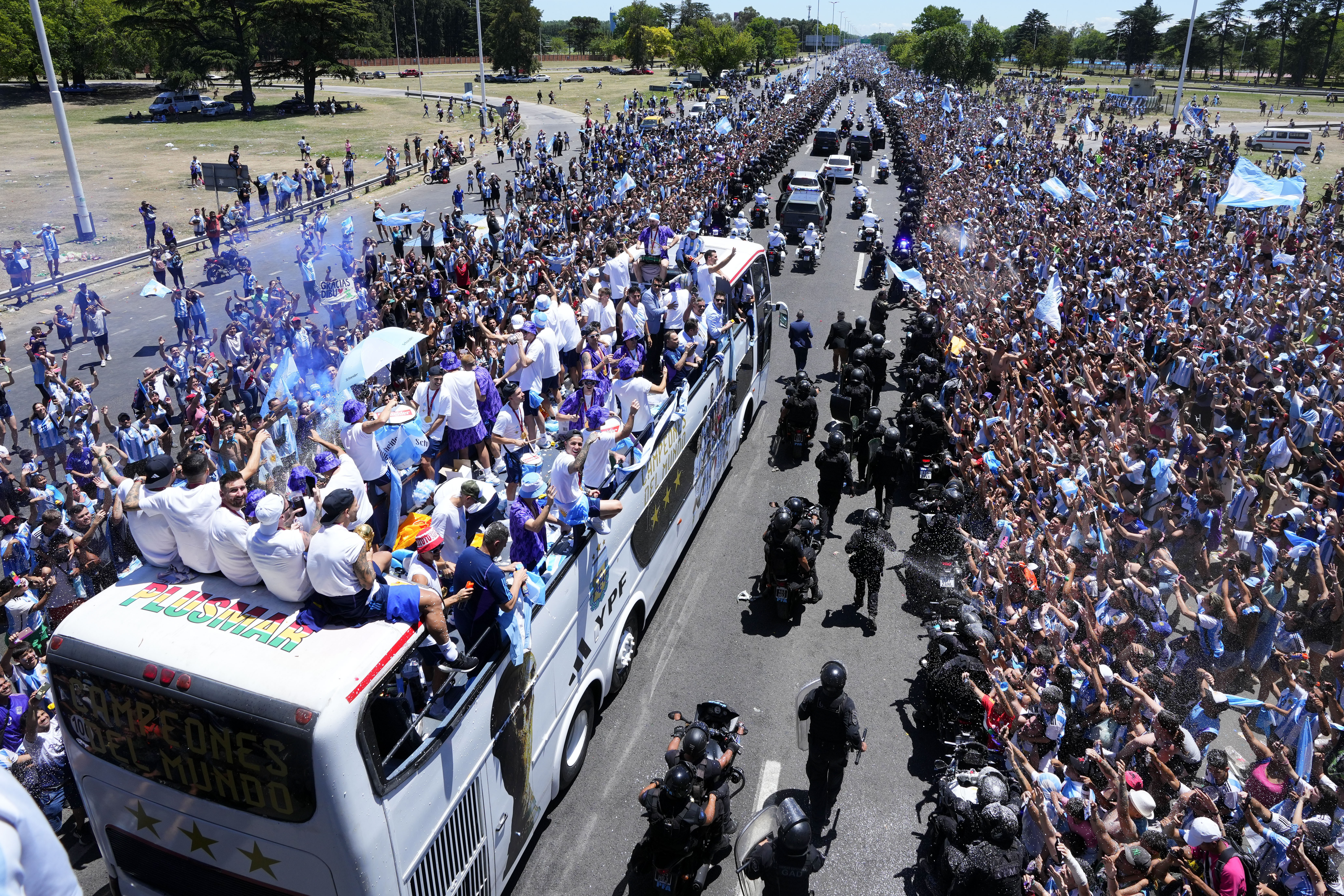 Messi y el resto de los campeones del mundo regresan al país (AP Foto/Natacha Pisarenko)