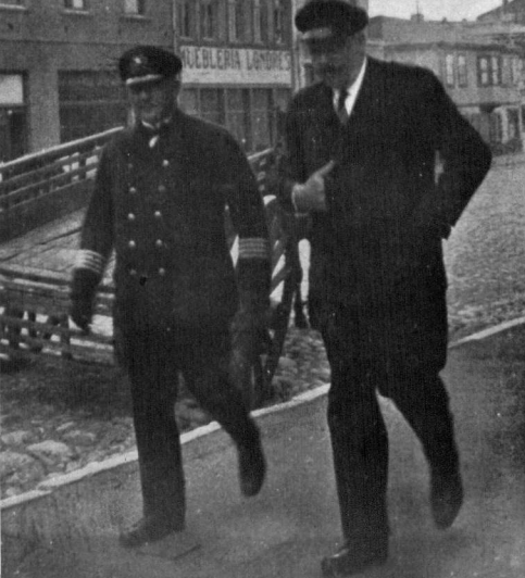 El capitán Dreyer junto a su práctico Hepe, caminando por Magallanes, dos días antes de la tragedia. Fotografía tomada por Carlos L. Bustos