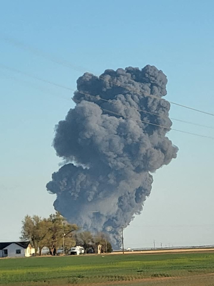 El humo se eleva en Southfork Dairy Farms, luego de que una explosión y un incendio mataran a unas 18,000 vacas, cerca de Dimmitt, Texas, EE. UU Castro/Noticias locales X/TMX/a través de REUTERS 