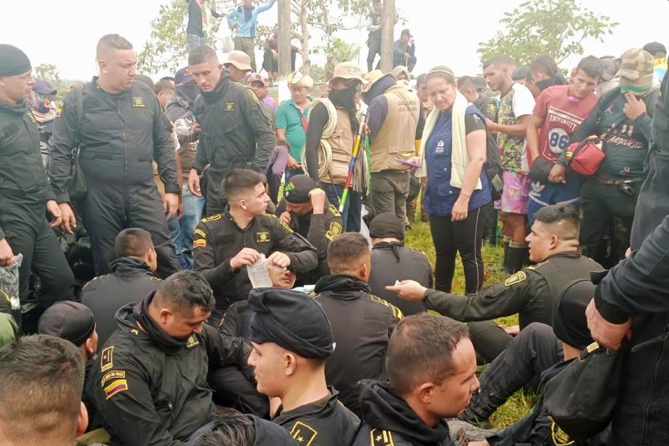 Policías retenidos por guardia campesina en San Vicente del Caguán fueron liberados