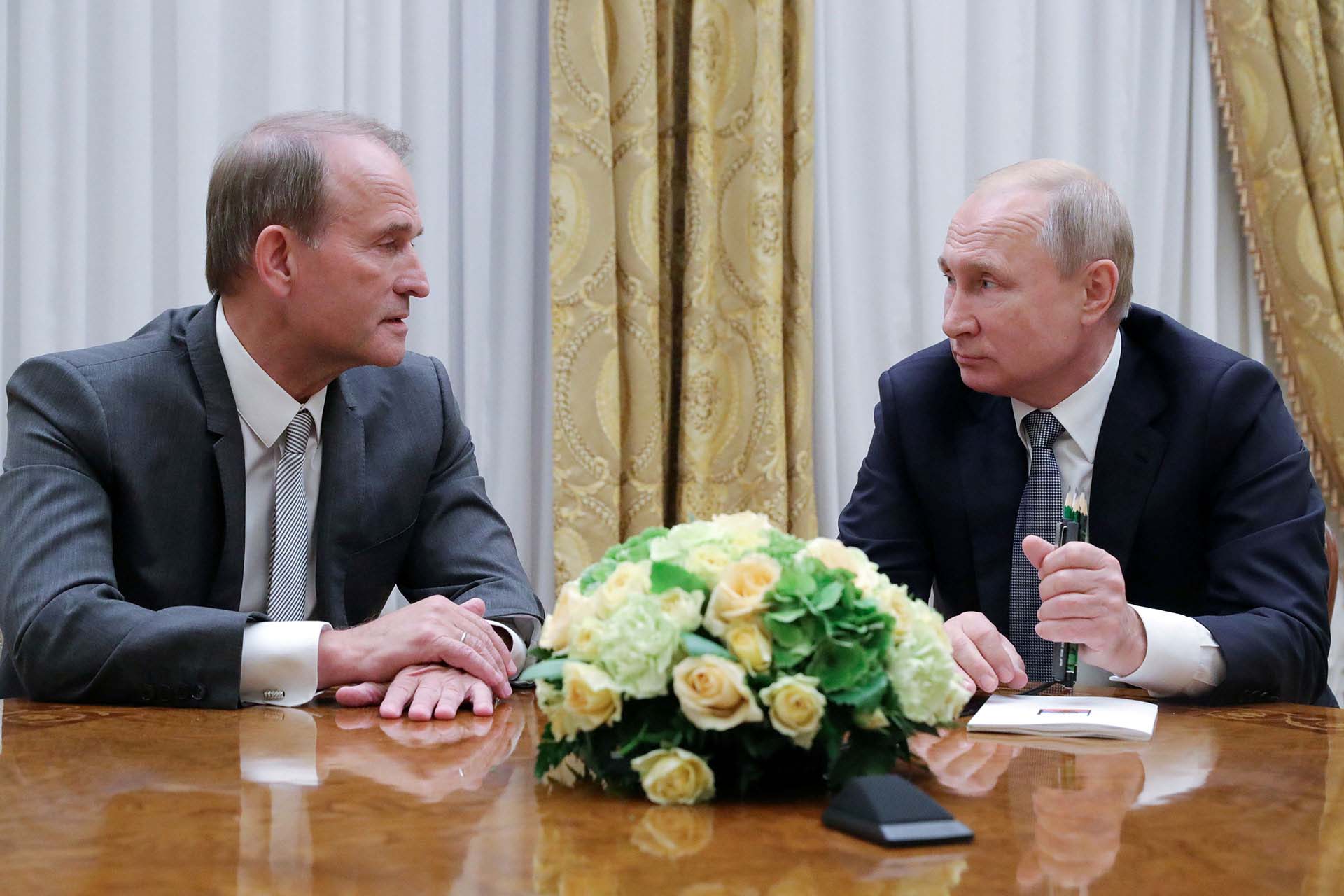 Viktor Medvedchuk fotografiado con el presidente ruso Vladimir Putin en San Petersburgo, Rusia, en julio de 2019 (Sputnik/Mikhail Klimentyev/Kremlin vía REUTERS)