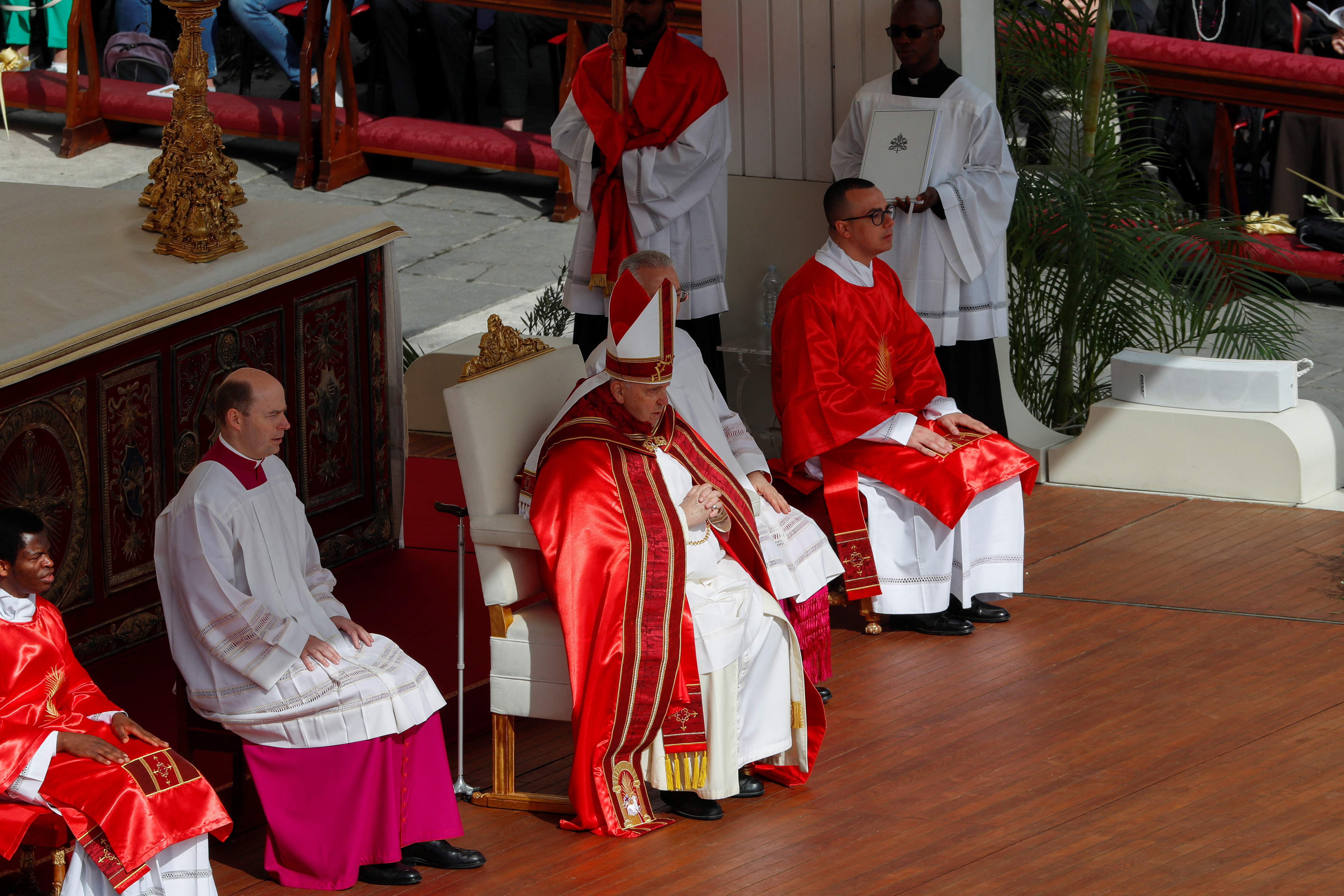 Francisco encabeza la ceremonia sentado en el centro del altar. Leonardo Sandri, vicedecano del colegio cardenalicio, que está por cumplir 80 años, es el reemplazo de Francisco para la eucarística de este domingo. (REUTERS)