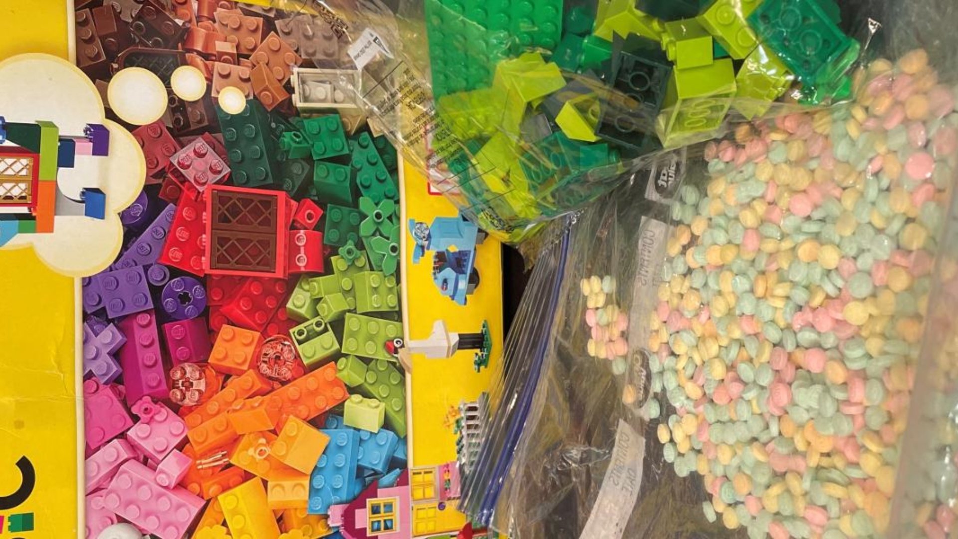 Más de 15 mil pastillas de fentanilo estaban escondidas en una caja de juguetes Lego. (Foto: DEA)