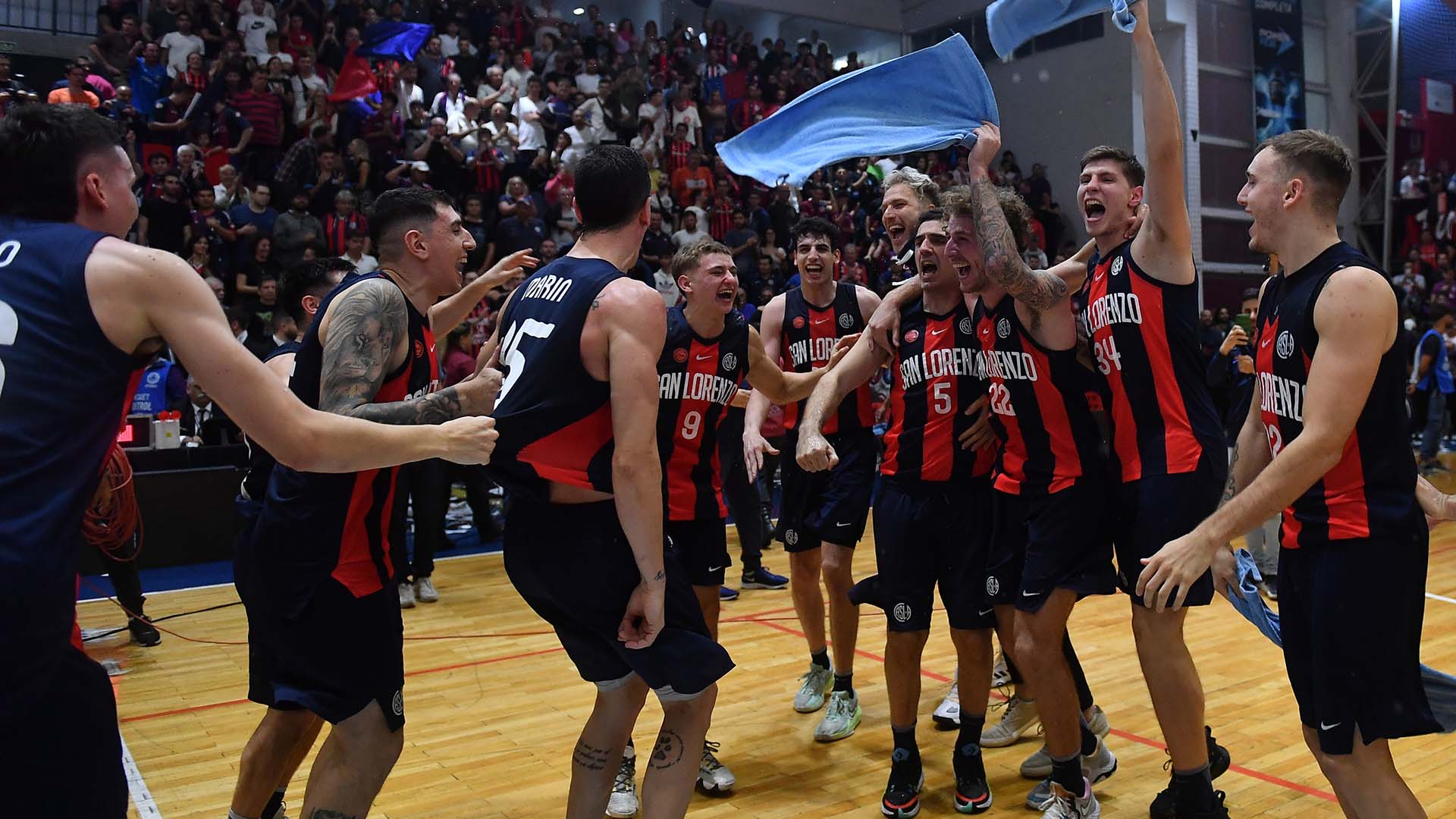La alegría de San Lorenzo tras lograr la permanencia (Télam)