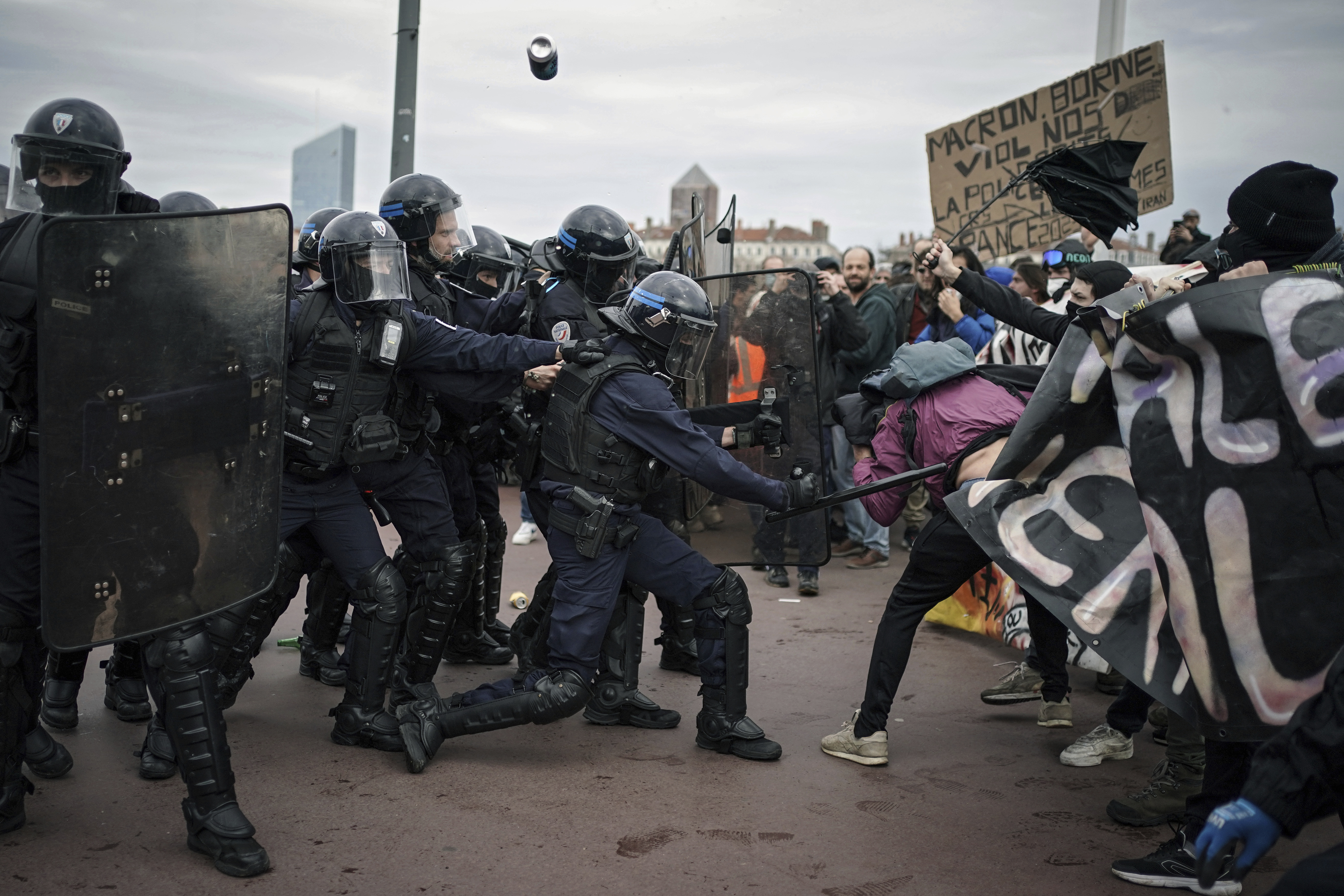 Las protestas se han tornado cada vez más violentas. (AP Foto/Laurent Cipriani)
