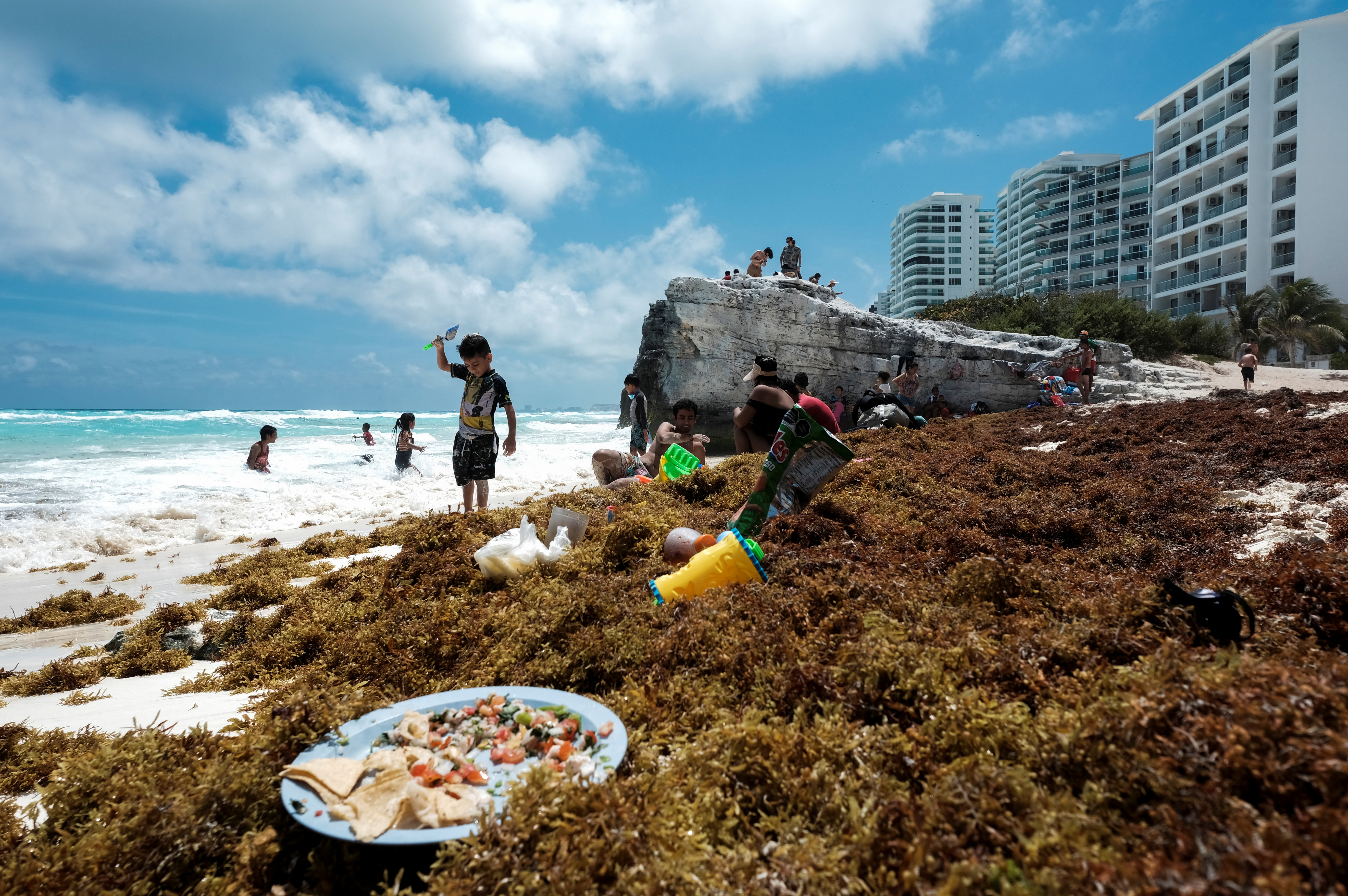 Turistas visitan una playa contaminada con algas sargazo en la playa Gaviota Azul en Cancún, México 3 de abril de 2022. REUTERS/Paola Chiomante/Archivo
