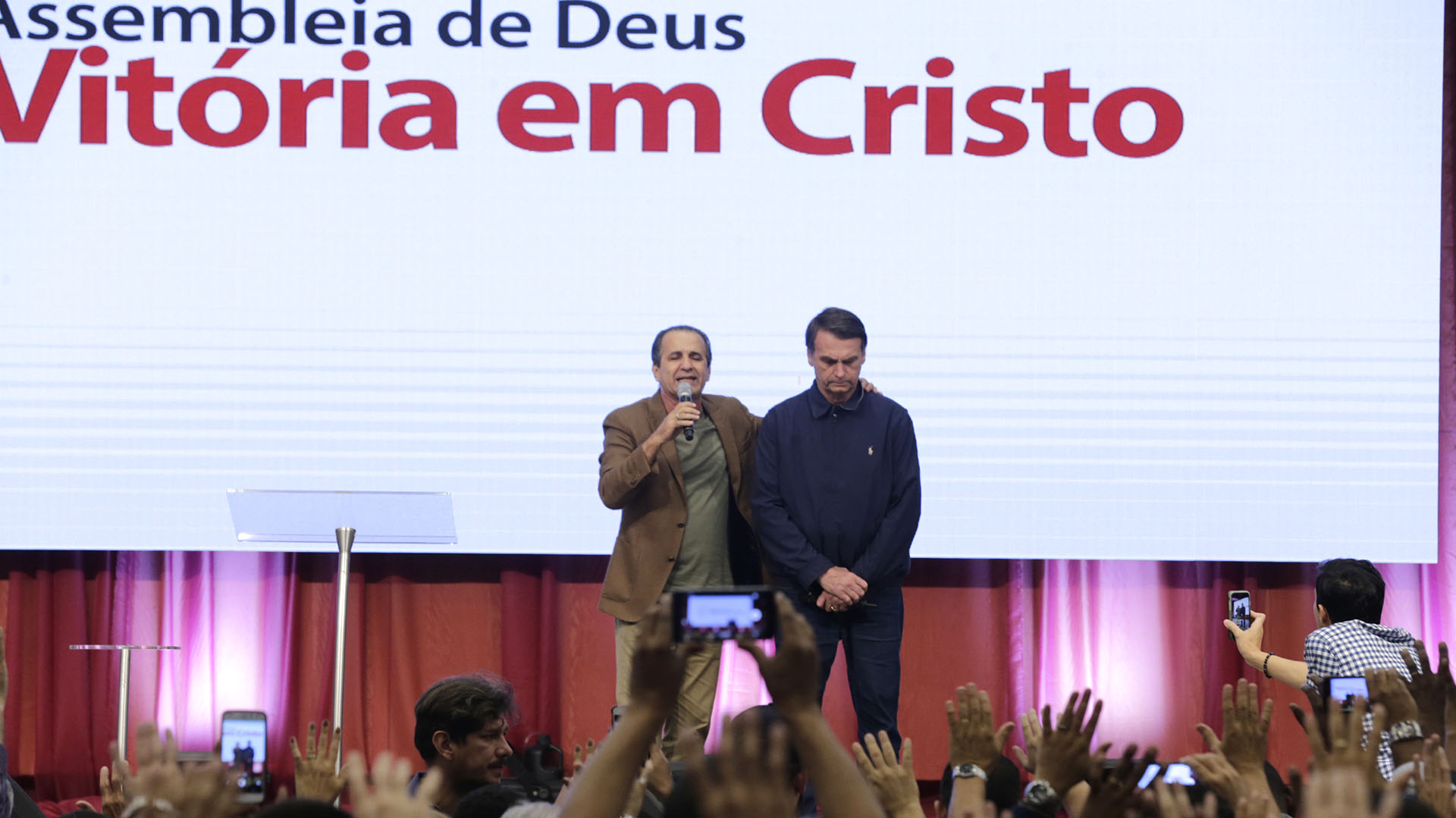Jair Bolsonaro con el pastor evangélico Silas Malafaia durante un culto en la iglesia evangélica Assembleia de Deus Vitória em Cristo, en Río de Janeiro (EFE)