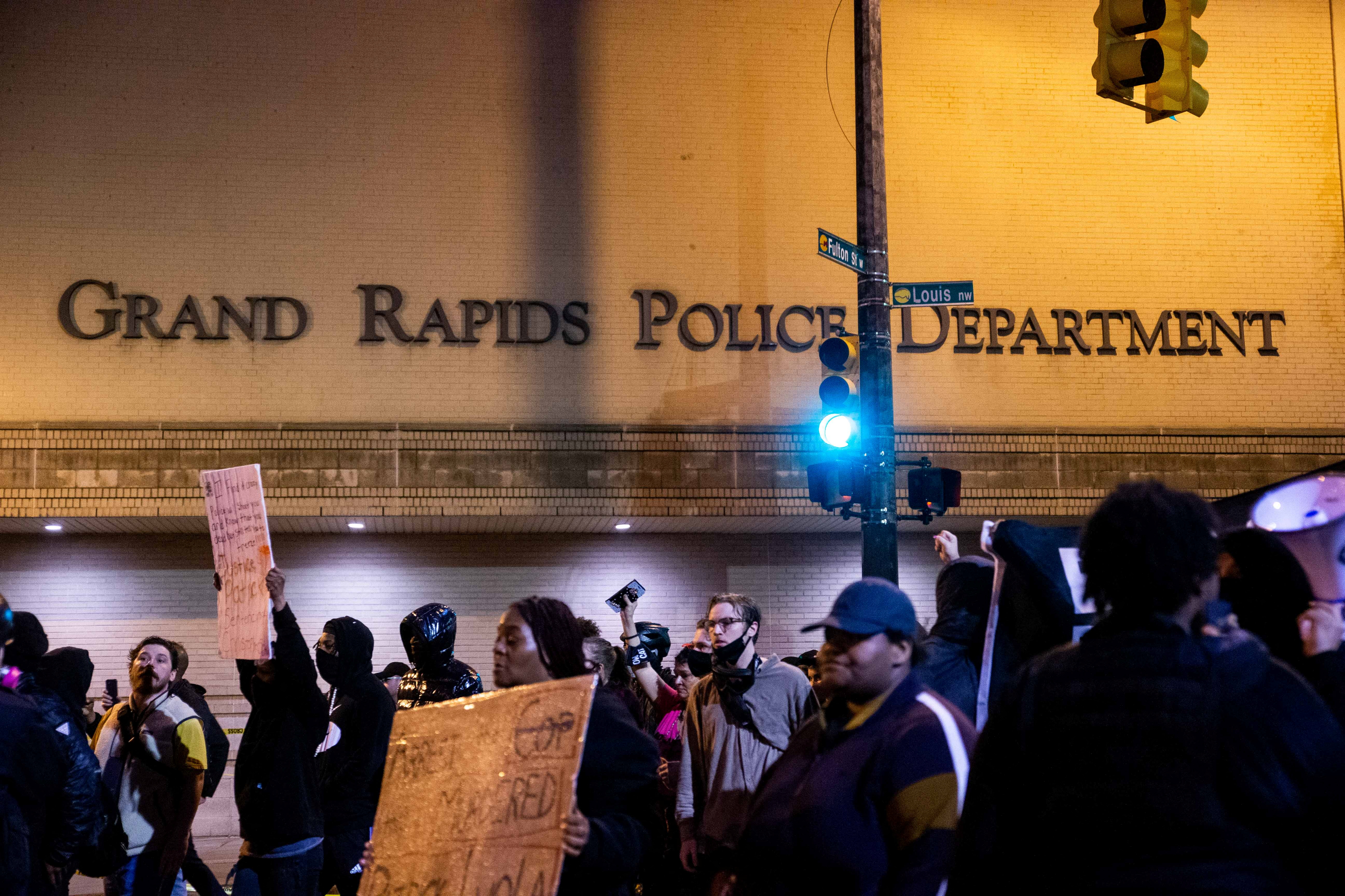 Manifestación contra la violencia policial y racial en el Departamento de Policía de Grand Rapids (REUTERS)