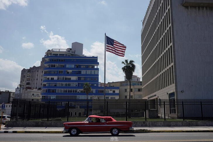 La Habana, 2021. Un auto antiguo pasando por delante de la embajada de Estados Unidos. (Foto REUTERS/Alexandre Meneghini)