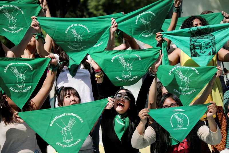 FOTO DE ARCHIVO: Mujeres sostienen pañuelos verdes durante una protesta en apoyo al aborto legal y seguro en Ciudad de México, México, 19 de febrero de 2020. REUTERS/Edgard Garrido/