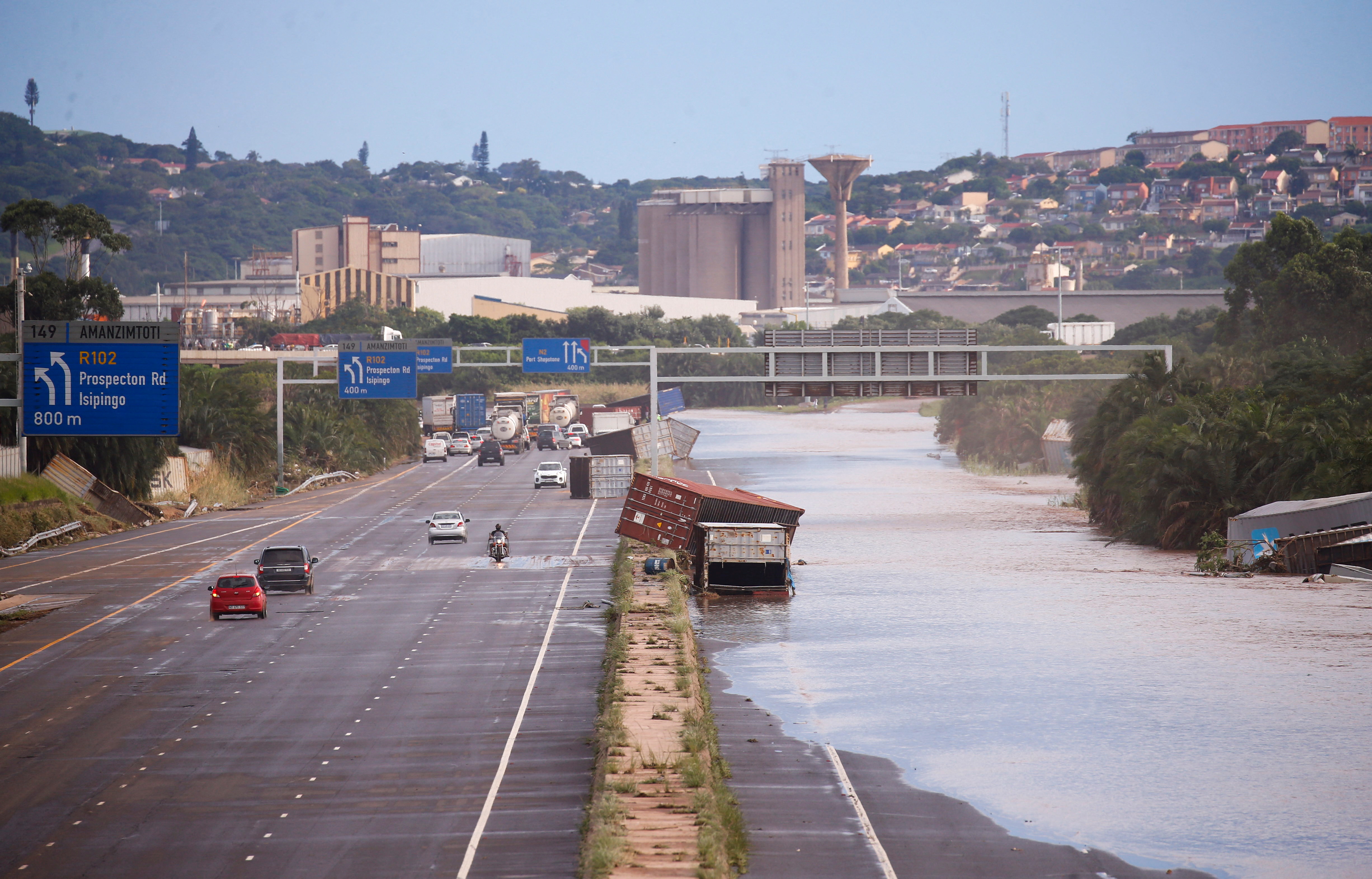 La autopista N2 bajo el agua tras las inundaciones en Durban, Sudáfrica (REUTERS/Rogan Ward)