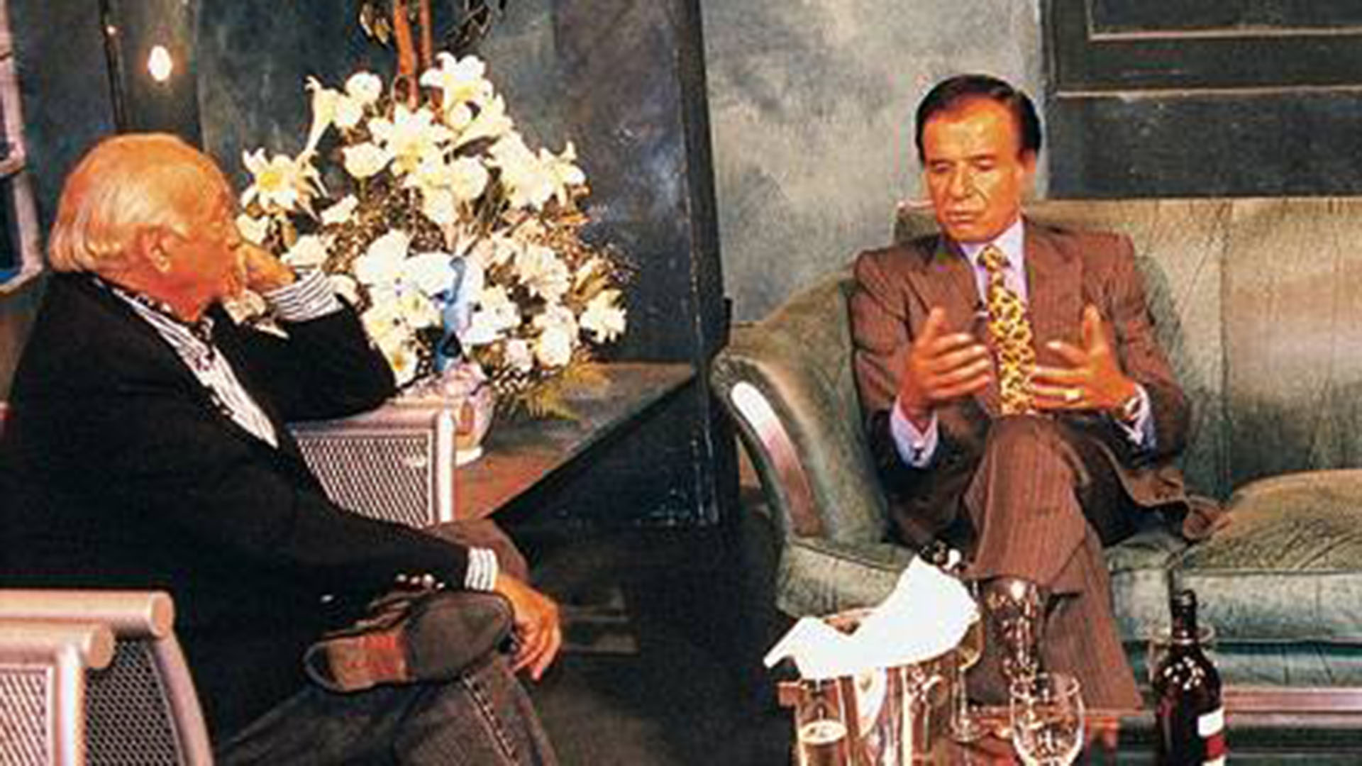 Carlos Menem junto a Bernardo Neustadt, el periodista político más influyente por aquellos años. Neustadt fue un defensor de las reformas encaradas por Menem. Fue el creador de 