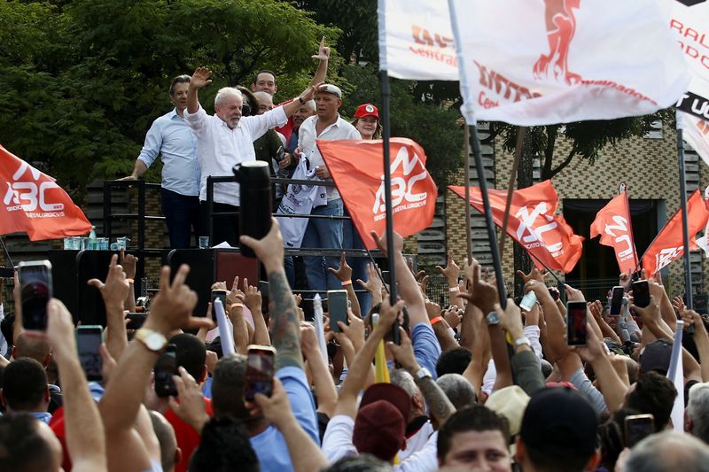 El expresidente de Brasil, Luiz Inacio Lula da Silva, saluda a sus seguidores durante un mitin al iniciar su campaña como candidato presidencial en las elecciones nacionales, en una fábrica de automóviles en Sao Bernardo do Campo, Brasil. 16 de agosto de 2022. REUTERS/Carla Carniel