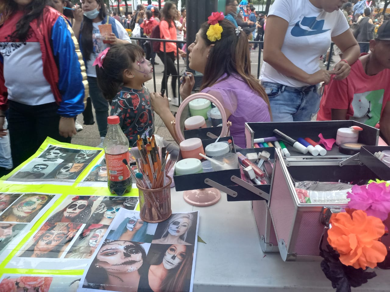En fotos: el ingenio de comerciantes en el desfile de día de muertos con antojitos, maquillajes y hasta bancos