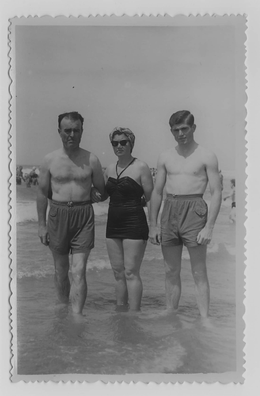 Edgar en su juventud con sus padres en la playa