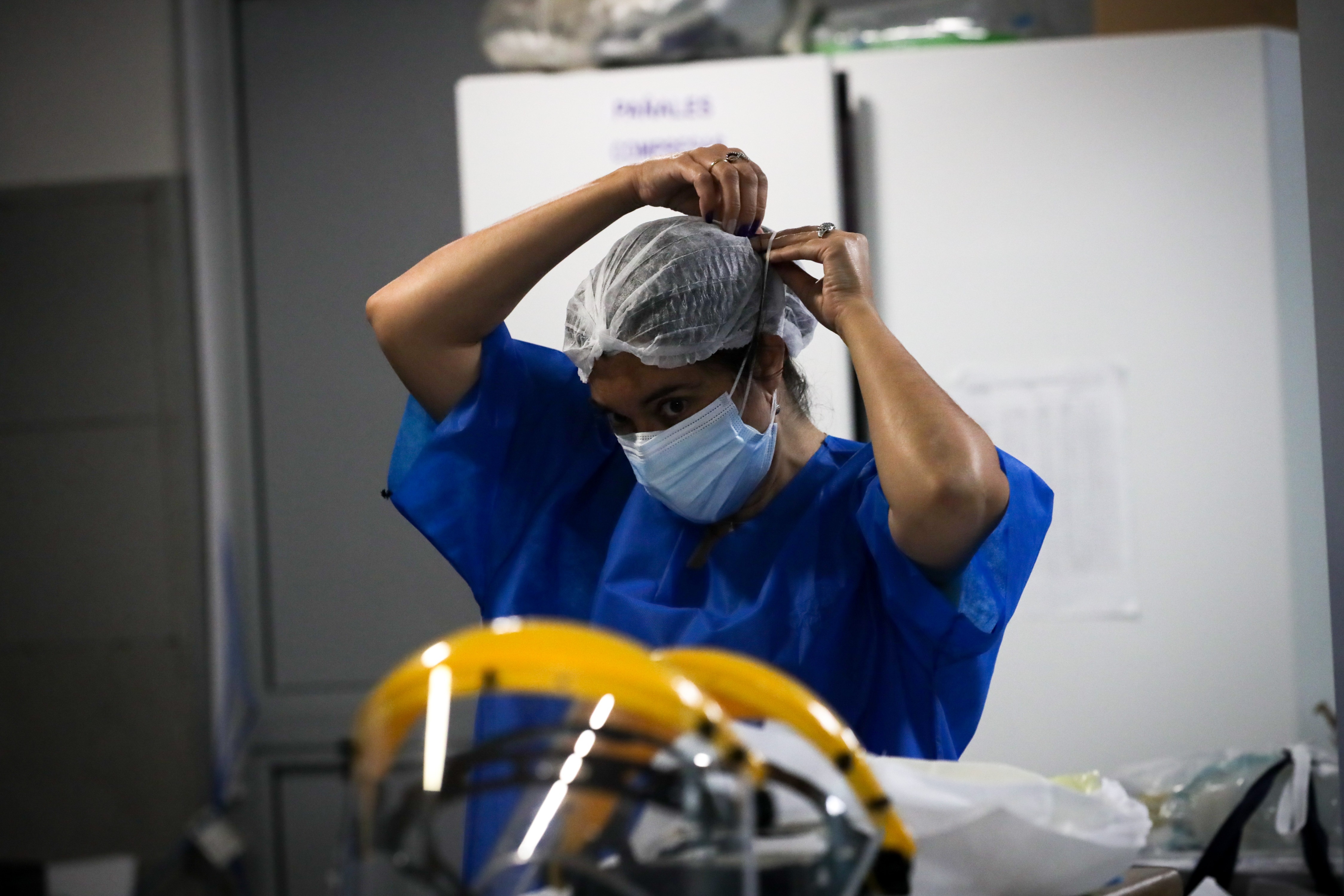 Una enfermera del Centro de Tratamientos intensivos (CTI) del hospital privado Casmu se prepara para atender a pacientes COVID-19, en Montevideo (EFE/Raúl Martínez/Archivo)