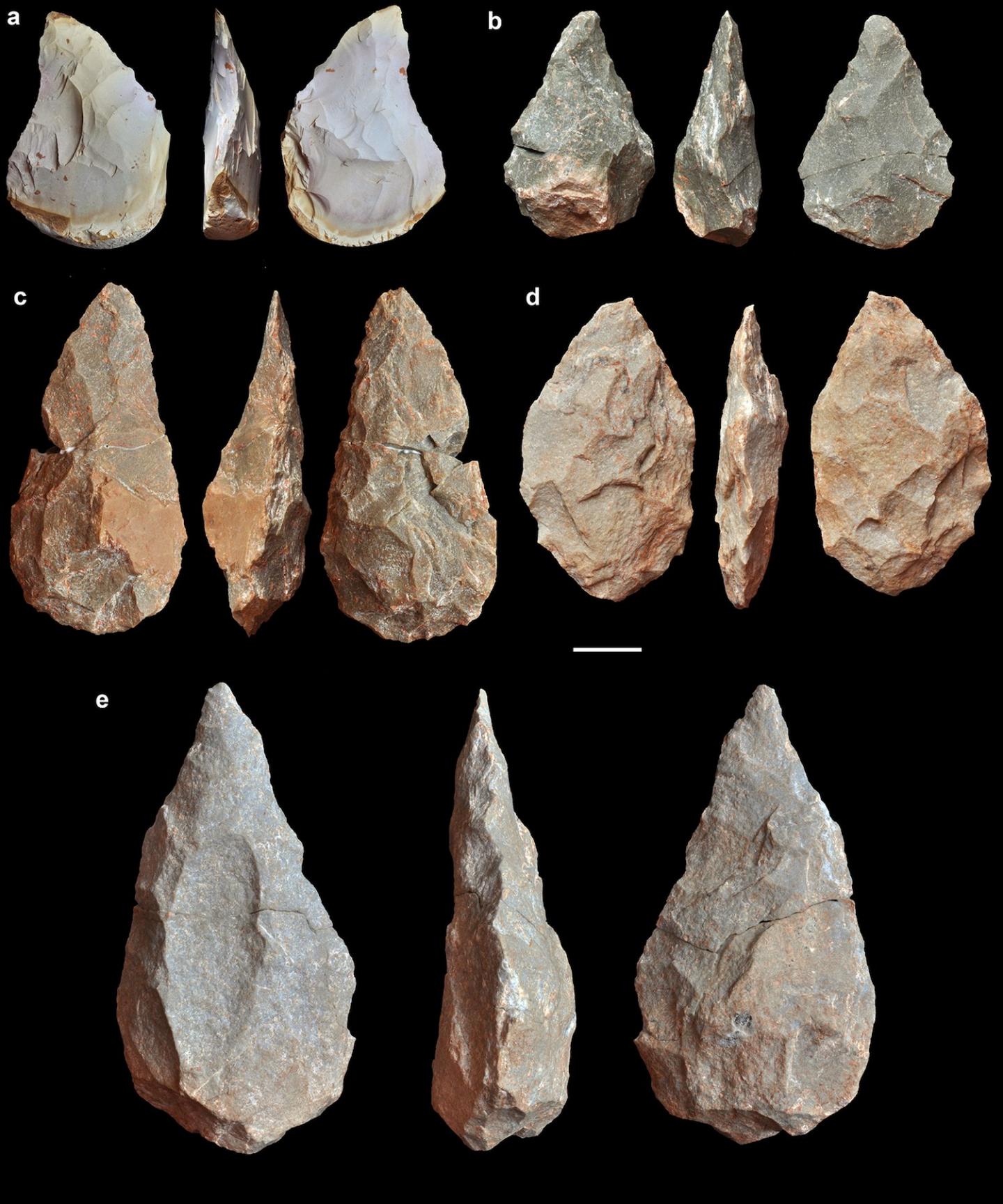 Werkzeuge, die auf den Ägäischen Inseln Lesbos, Milos und Naxos gefunden wurden - verbunden mit dem acheulischen Stil, der sich vor etwa 1,76 Millionen Jahren in Afrika und Asien entwickelte / Rolf Kvamm