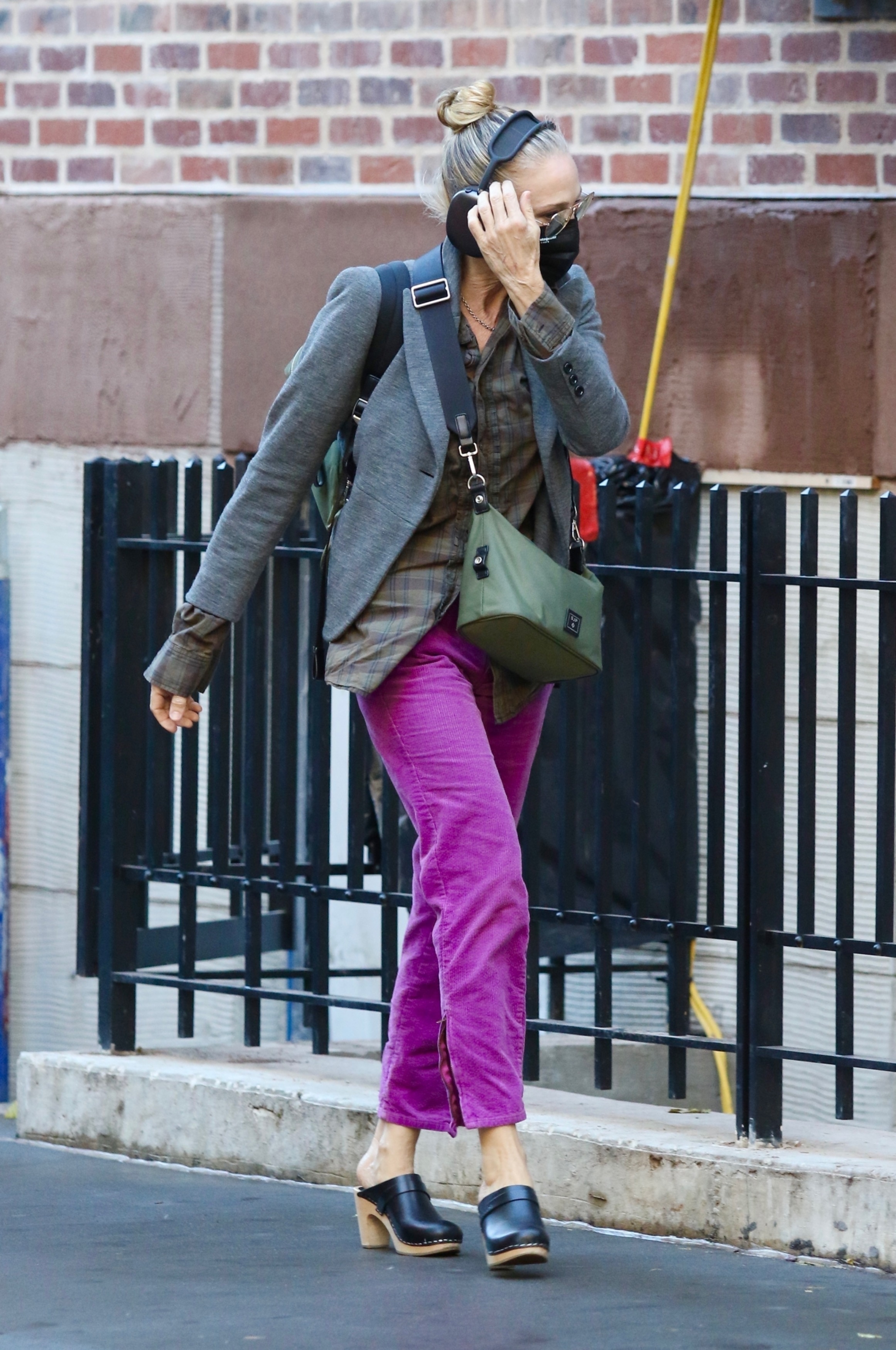 Always with a look that manages to turn heads, actress Sarah Jessica Parker wore purple pants to shop in Manhattan on a break from filming And Just Like That (Credit: Grosby Group)