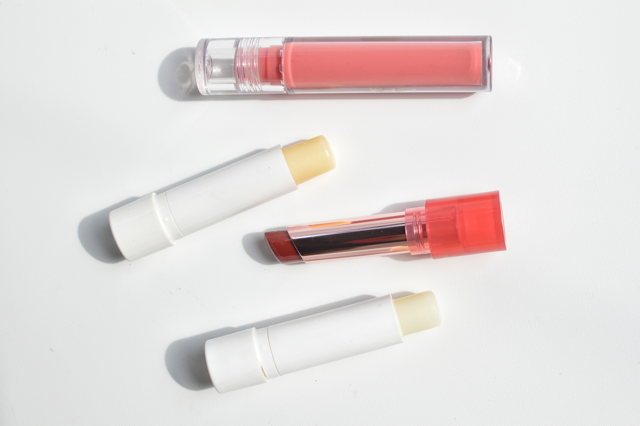 Las barra de labios o el brillo suelen ser depositarios de pieles muertas y de distintas sustancias que tenemos en los labios (Getty Images)
