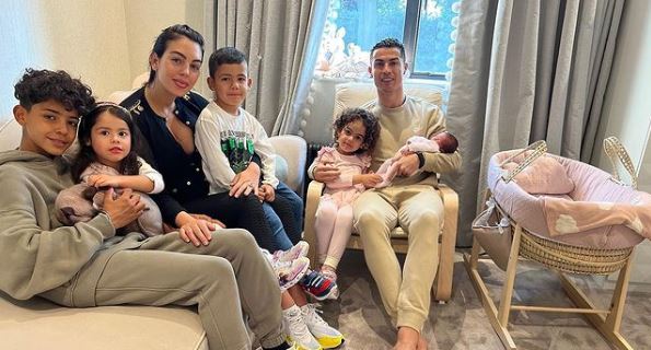 La foto de Cristiano Ronaldo con toda su familia tras el nacimiento de su nueva hija. 