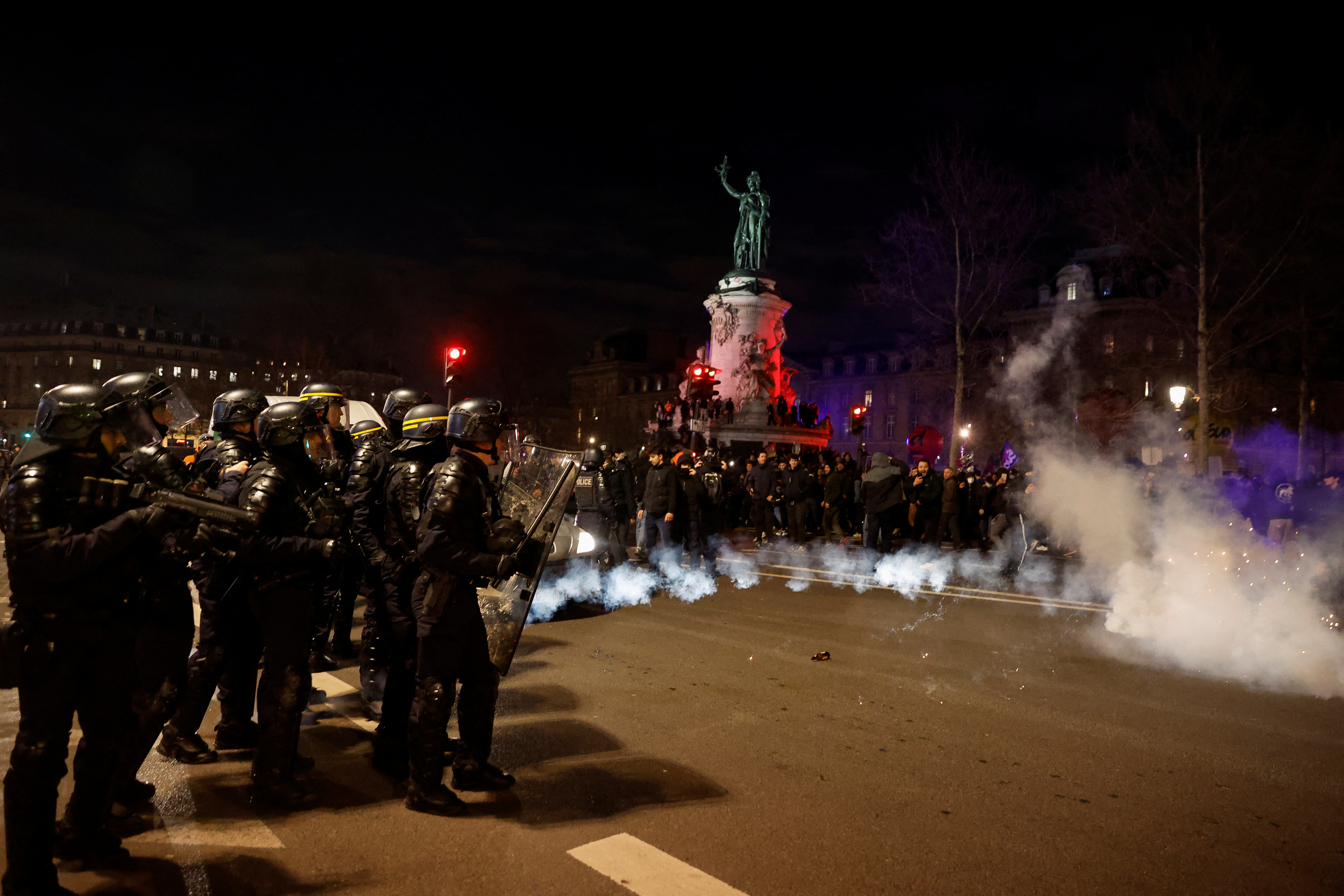 Policías antidisturbios en posición durante una manifestación en la Plaza de la República de París, Francia, 21 de marzo de 2023 (REUTERS/Gonzalo Fuentes)