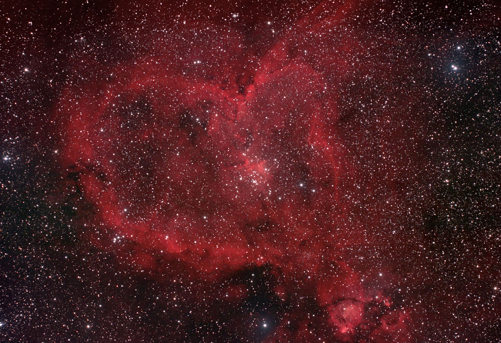 El gas interestelar causa el color rojo de la Nebulosa de corazón. (Wikipedia). 