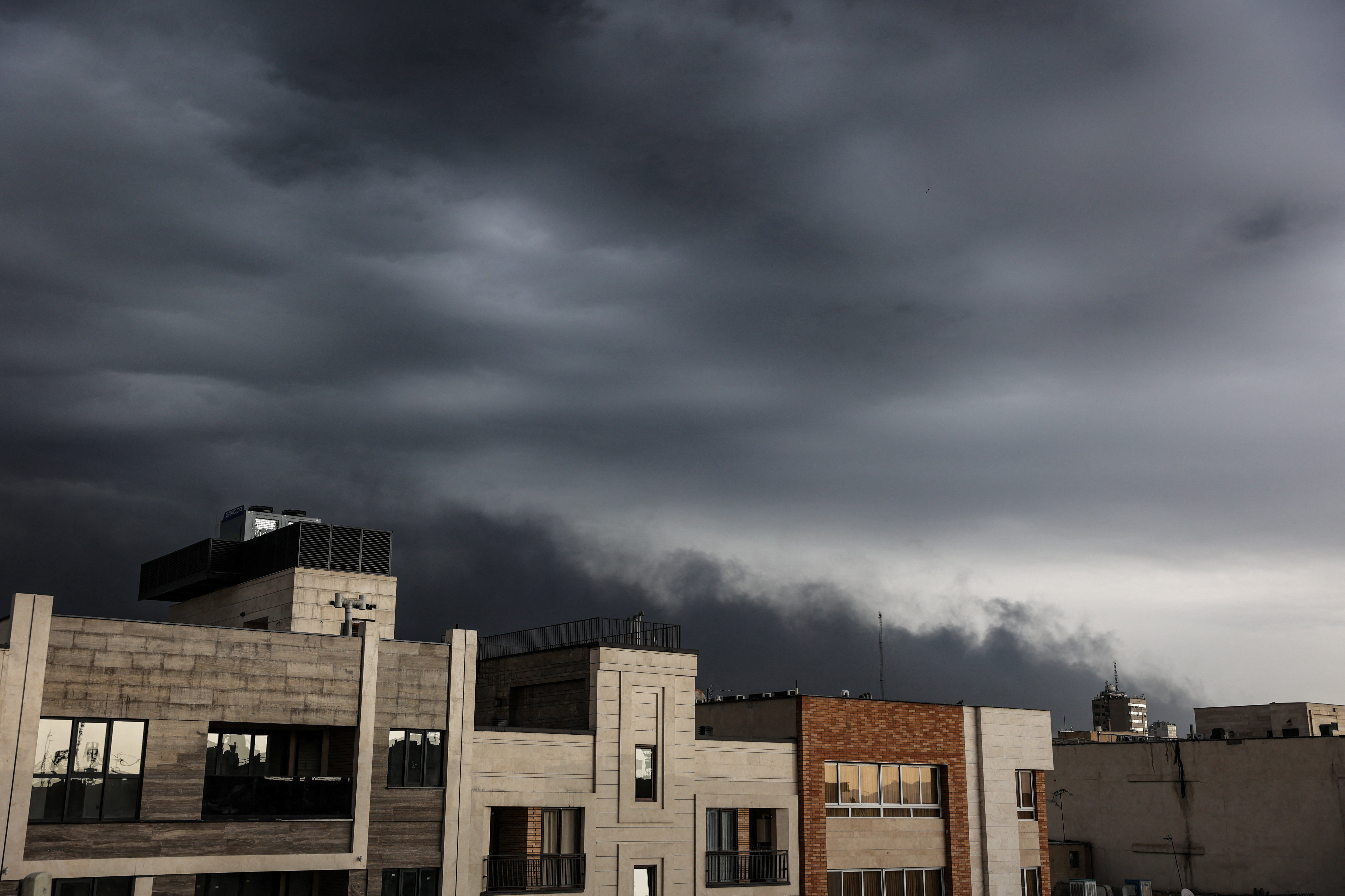 Teher&aacute;n amaneci&oacute; bajo una densa nube de humo tras los ataques de EEUU e Israel contra dep&oacute;sitos petroleros