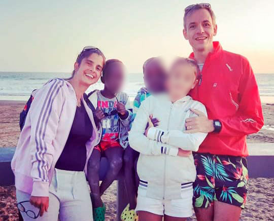 Natacha Perrig y Eduardo Rucci el último verano, junto a su hija biológica y los mellizos abandonados en Bahía Blanca