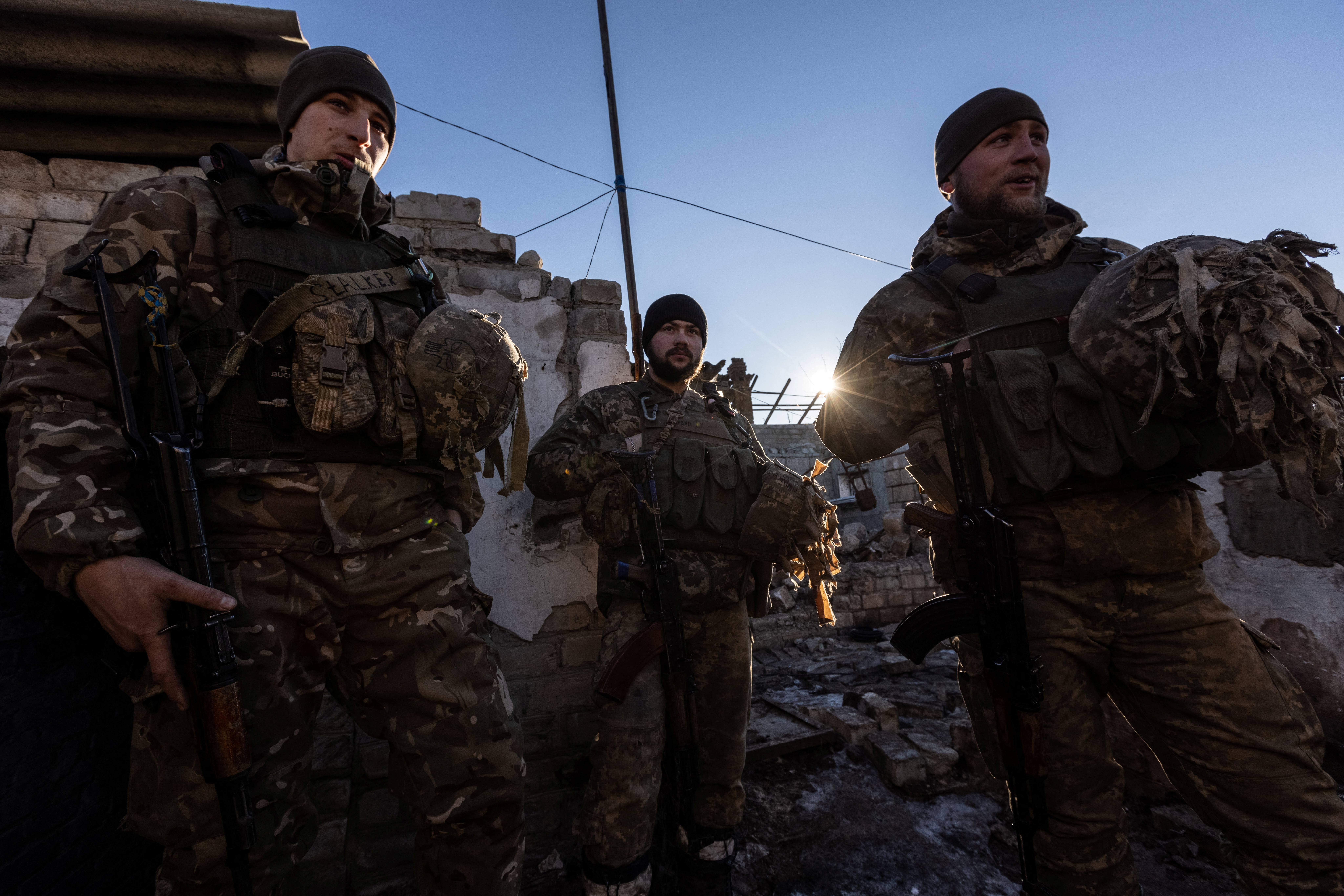 Foto de archivo: Soldados ucranianos son vistos en posiciones de combate cerca de la línea de separación de los rebeldes apoyados por Rusia en la región de Donetsk, Ucrania, el 8 de enero de 2022 (REUTERS/Andriy Dubchak)