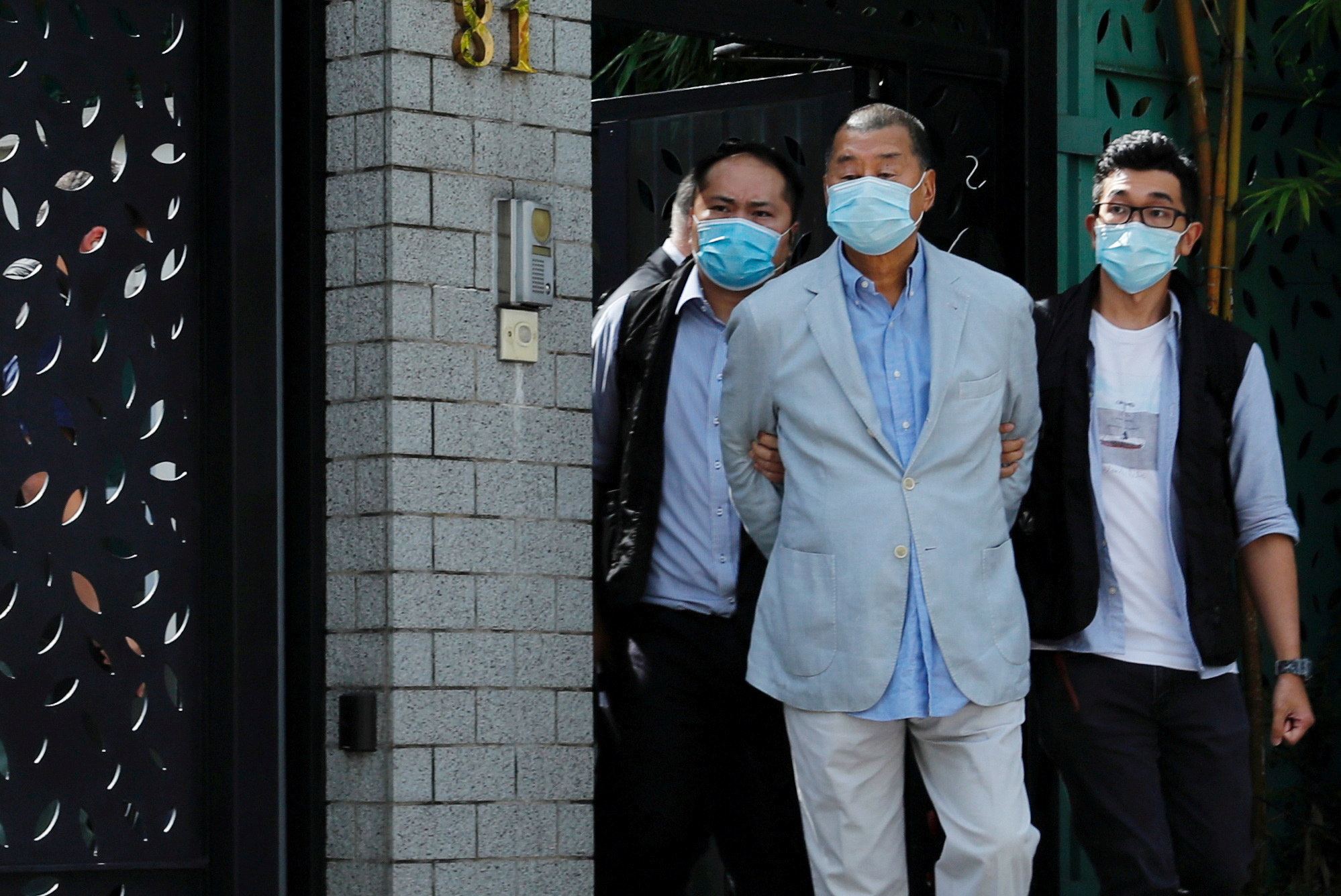 El dueño de medios de Hong Kong, Jimmy Lai, fundador de Apple Daily es detenido en la redacción en la mañana del lunes 10 de agosto (Reuters)