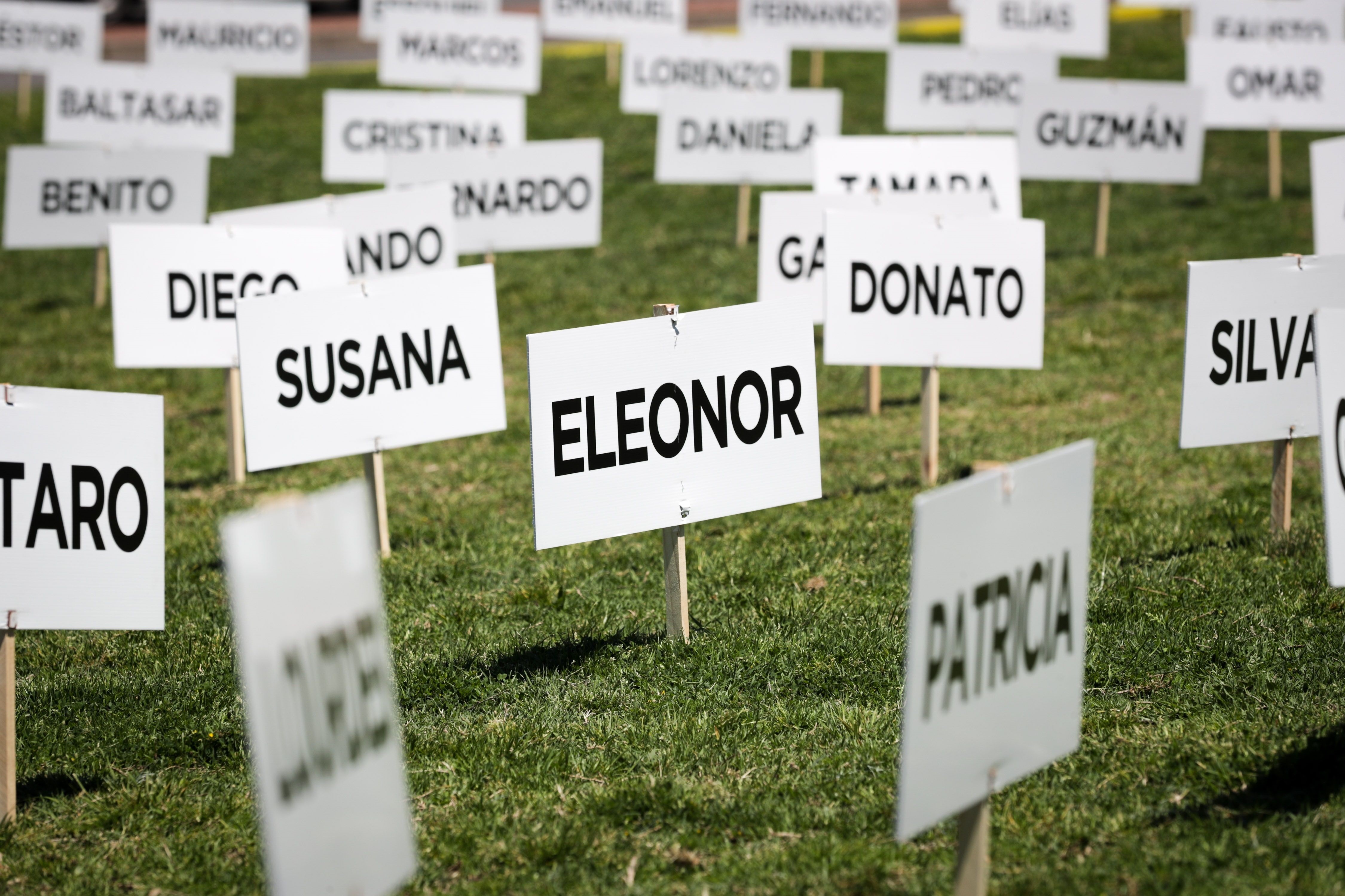 Fotografía de afiches con nombres de personas que perdieron la vida en accidentes de tránsito (EFE)