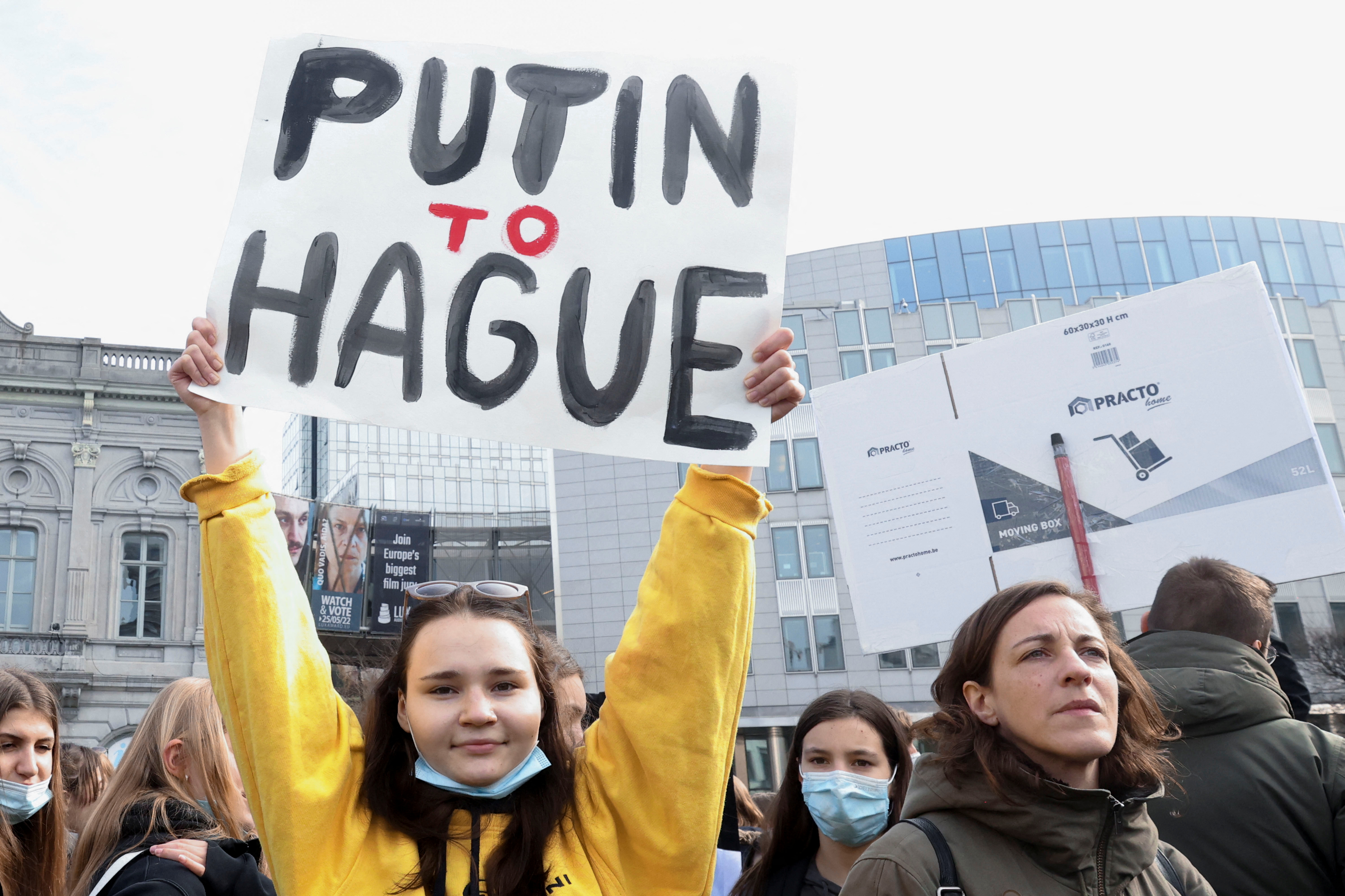 Un manifestante sostiene un cartel que pide enviar a Putin al Tribunal de La Haya en Bruselas, Bélgica el 2 de marzo de 2022 (REUTERS/Yves Herman)
