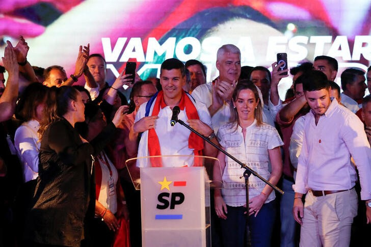 Foto del domingo de Santiago Peña dando un discurso en el que se proclamó como nuevo presidente de Paraguay, en la sede del Partido Colorado en Asunción el 30 se abril de 2023 (REUTERS/Agustin Marcarian)