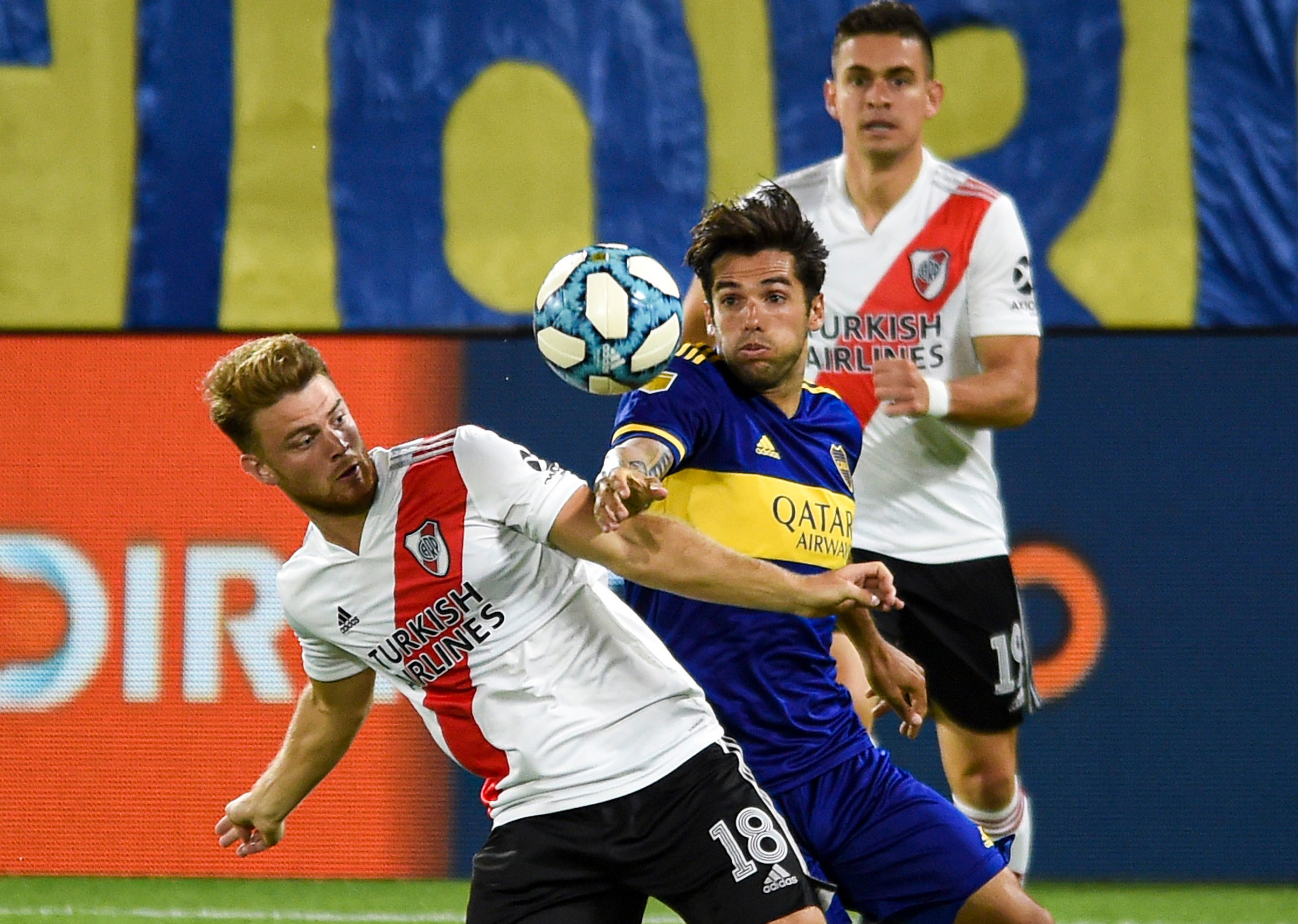 Emmanuel Mas le cierra el camino a Lucas Beltrán, la gran apuesta de Gallardo en La Boca. Luego, lo reemplazó en el entretiempo (REUTERS/Marcelo Endelli)