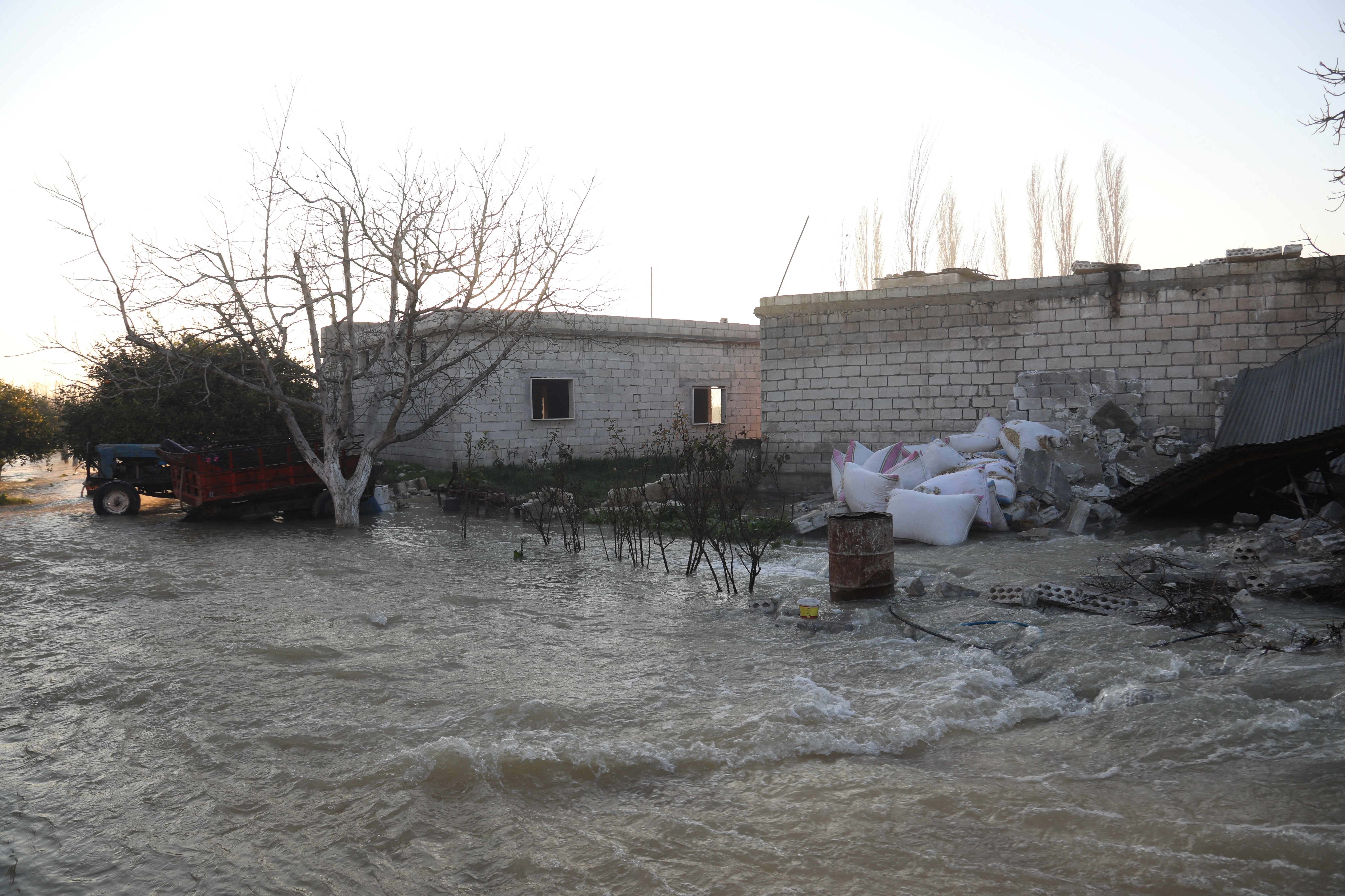 El agua inunda las calles de Tlul (via Reuters)