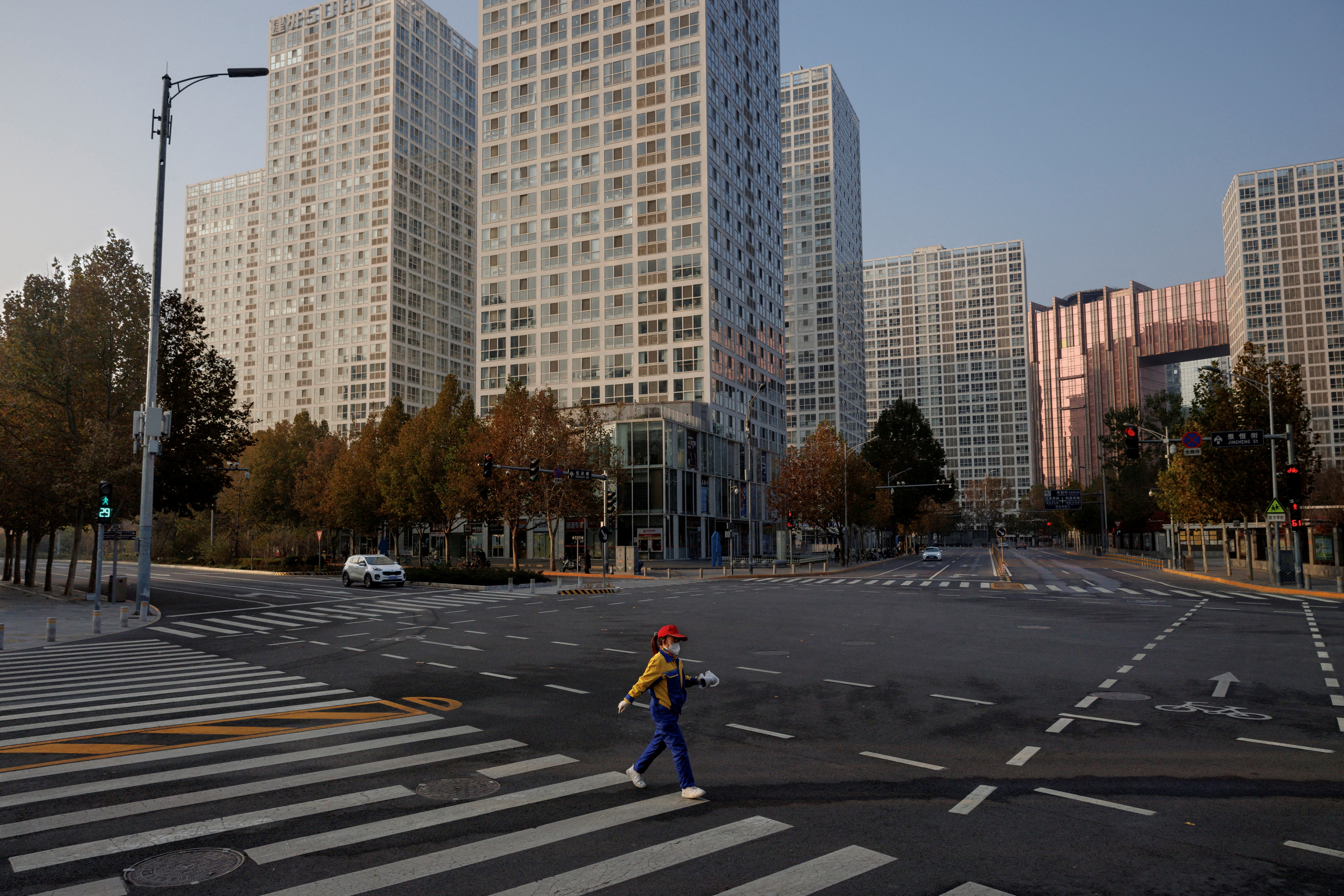 Beijing, semidesierta: una mujer cruza la calle en el Distrito Central de Negocios (REUTERS/Thomas Peter)