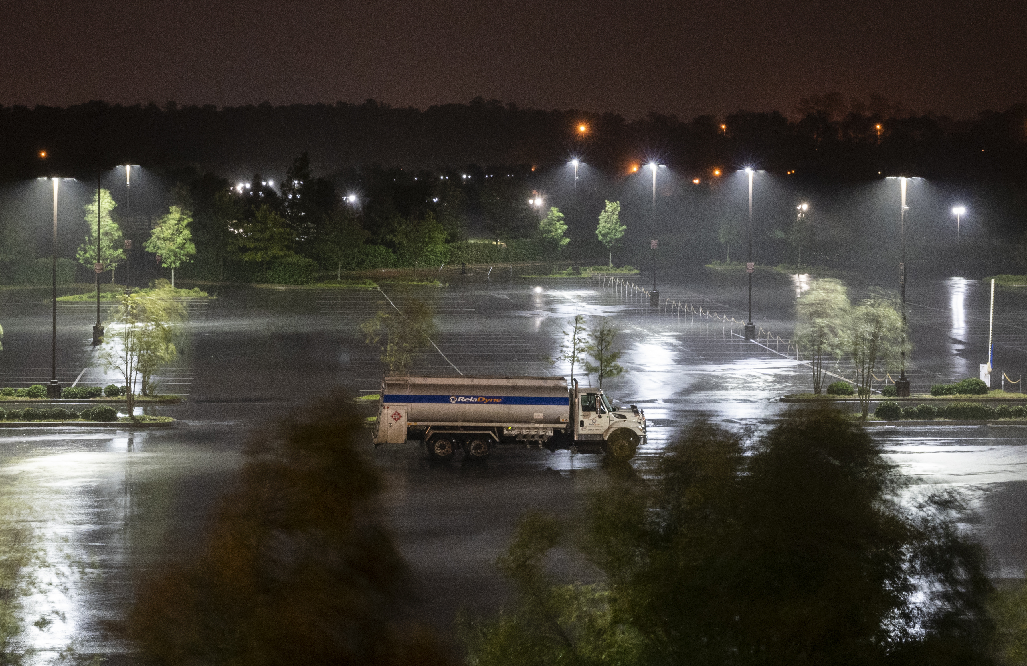 Un único camión estacionado en medio de las tormentas en Lake Charles (AFP)