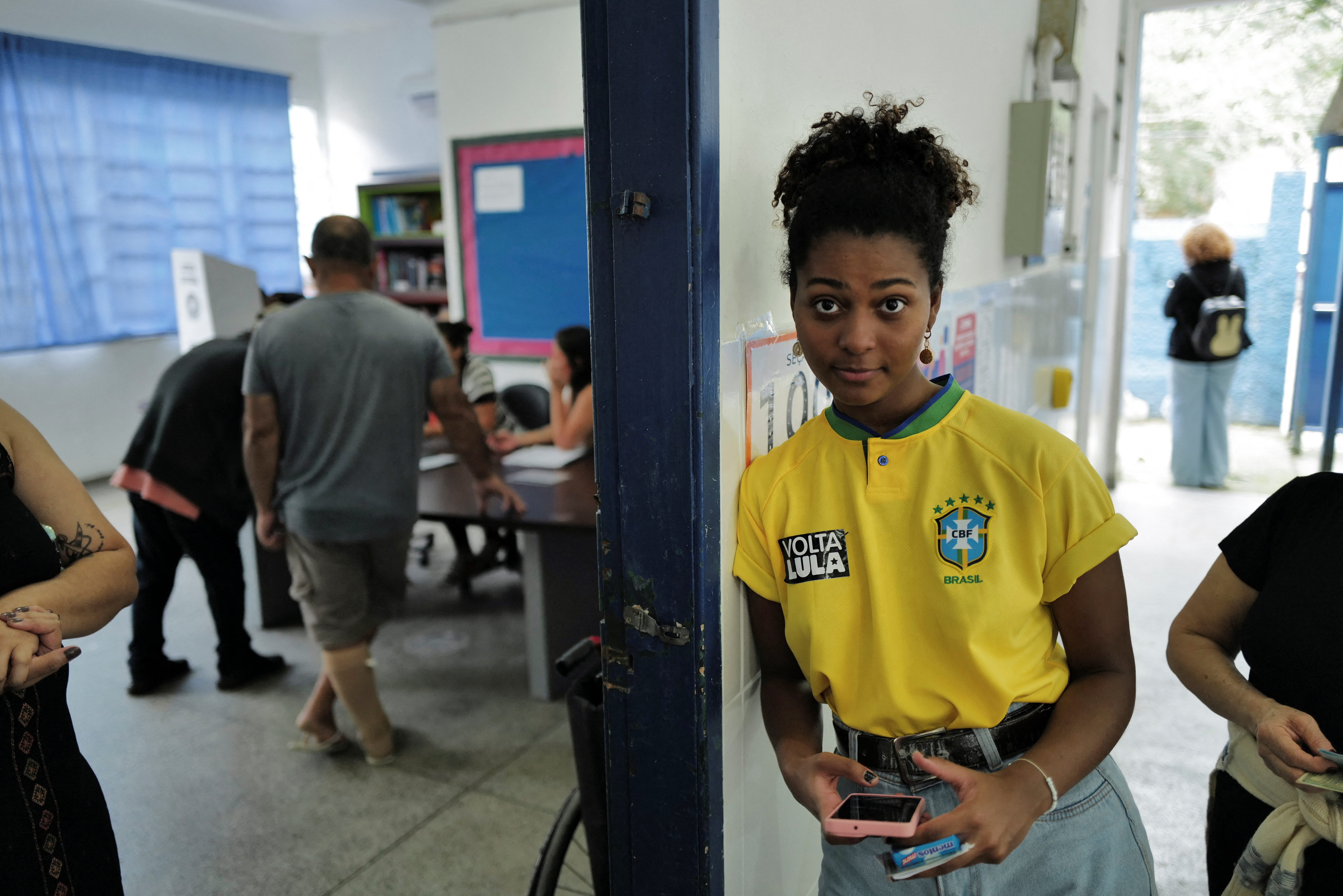 Una joven espera su turno para votar (REUTERS/Lucas Landau)