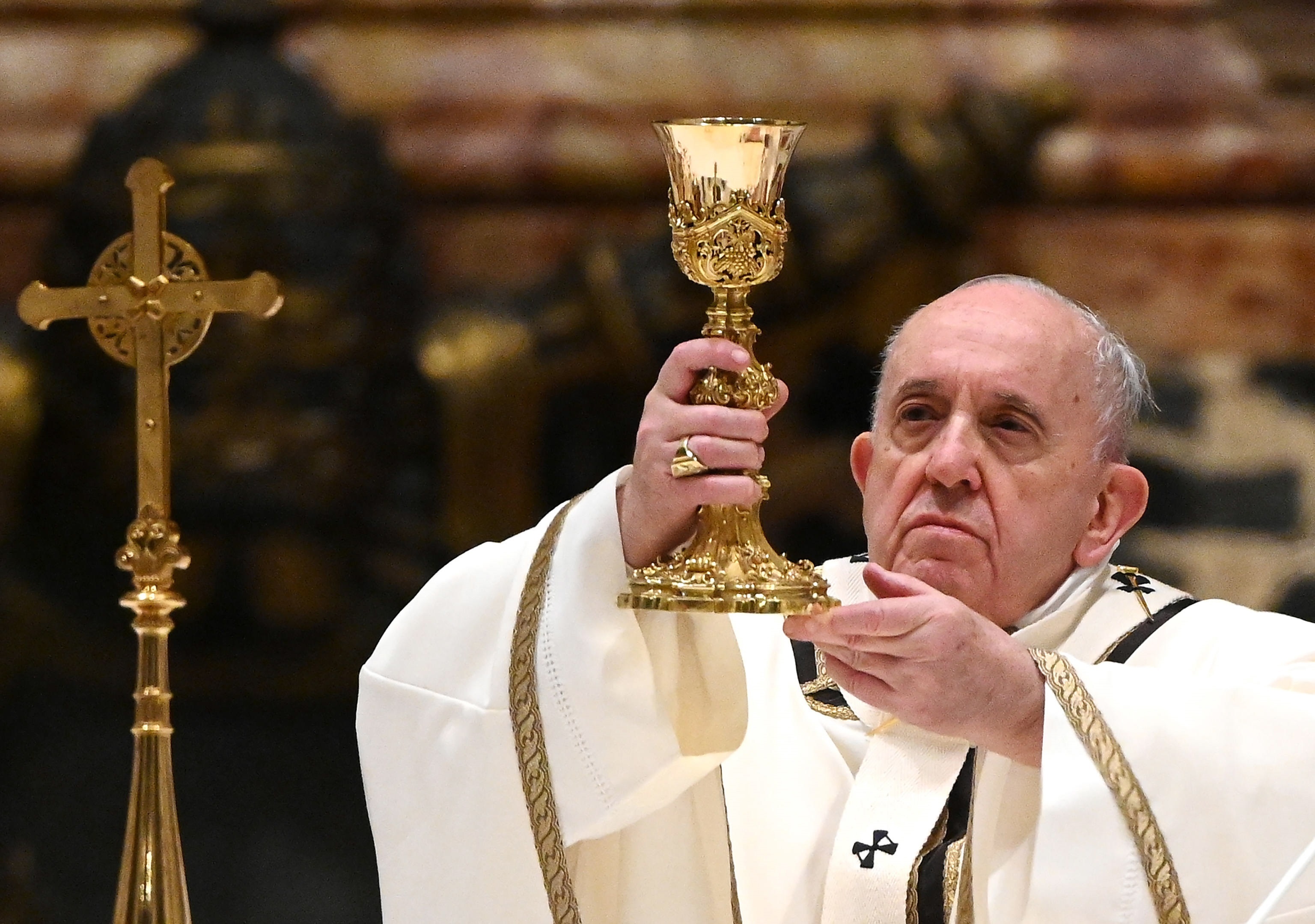 El papa Francisco oficia la misa de Navidad en la basílica de San Pedro, en Ciudad del Vaticano (Vaticano) (EFE)