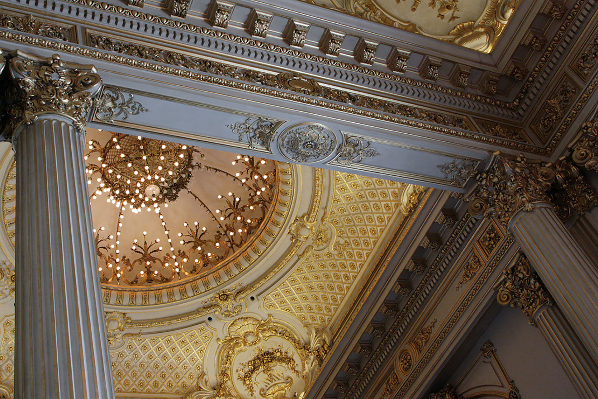 Ornamentos eclécticos en techos y columnas deslumbran a sus visitantes