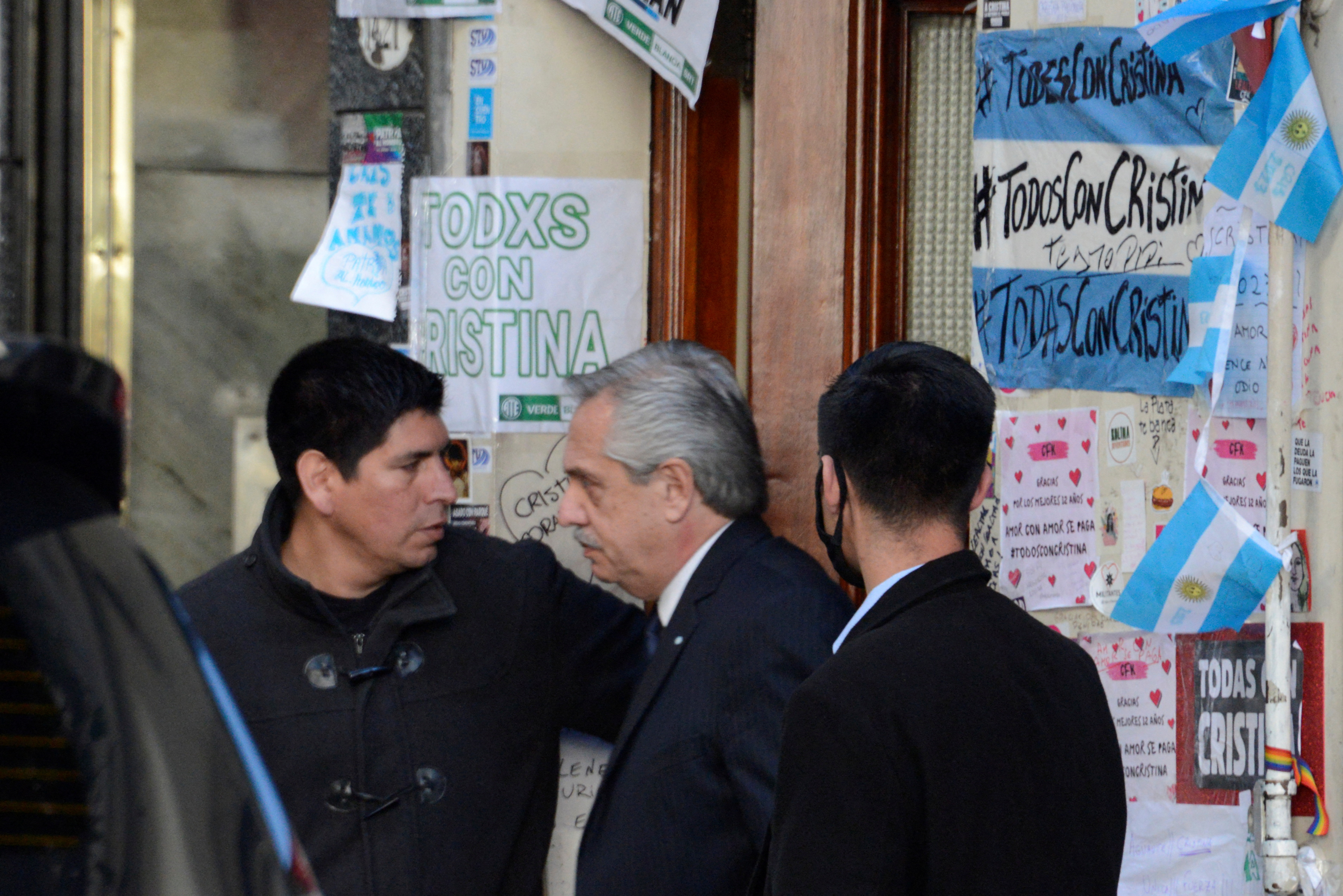 Alberto Fernandez abandona la casa de Cristina Fernández Kirchner tras su visita de treinta minutos a la Vicepresidente