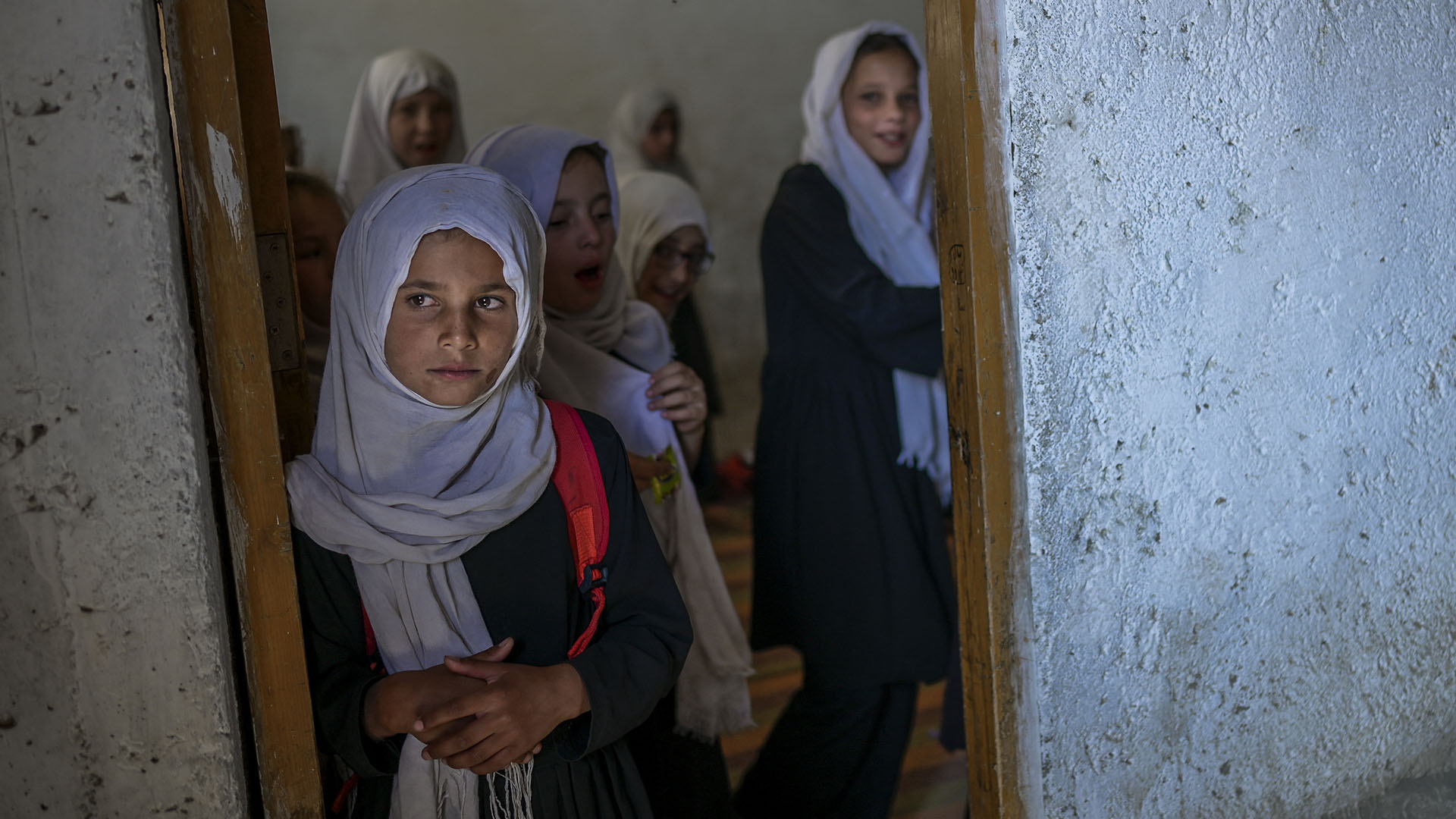 Las niñas de la escuela se reúnen en su clase después de llegar a una escuela segregada por género en Kabul el 15 de septiembre de 2021. (Foto de BULENT KILIC / AFP)
